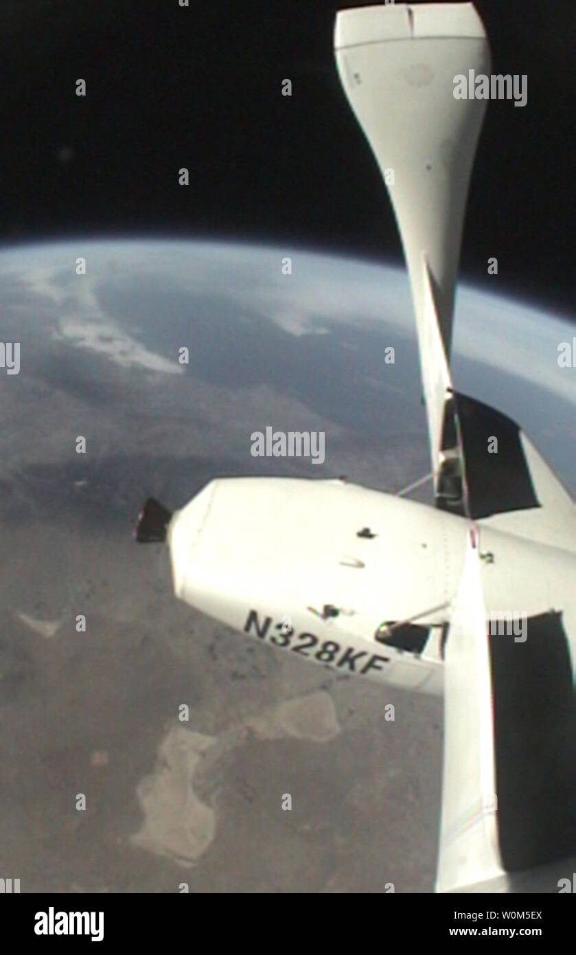 SpaceShipOne in Feder über 200.000 ft auf Flug 14 S. Das Handwerk, die darauf abzielt, mehr als 100 Kilometer über der Erdoberfläche zu mehr als dreimal die Schallgeschwindigkeit zu steigen, wurde von Burt Rutan, 61, ein US-Ingenieur, der bereits auf "gearbeitet hatte Voyager", der 1986 das erste Flugzeug rund um die Welt, ohne zu stoppen oder Tanken zu fliegen geträumt. San Diego ist auf der linken Seite, Santa Barbara befindet sich unter der linken Tragfläche und der Edwards Air Force Base ist bei niedrigeren/Zentrum. (UPI Foto) Stockfoto