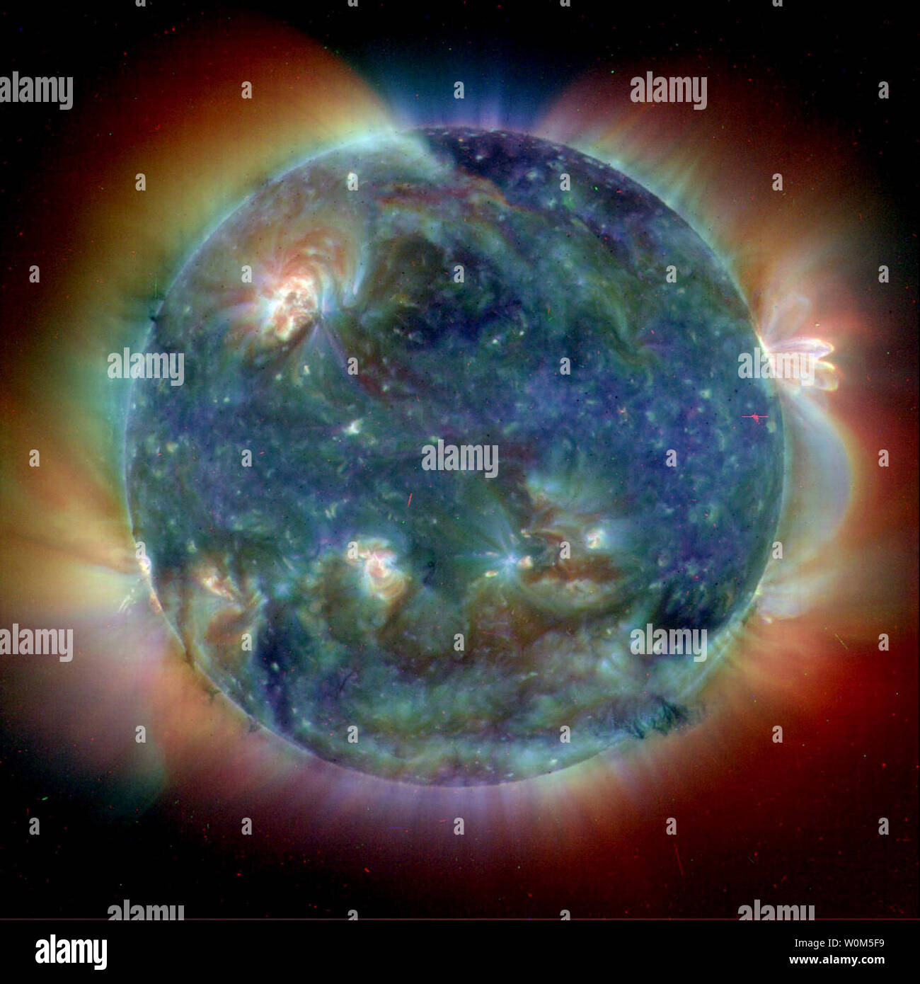 Die Sonne hat ihren nördlichsten Punkt im Himmel des Planeten Erde erreicht eine Jahreszeit und die ersten Solstice des Jahres 2004. Wir feiern die Ankunft des Sommers mit diesem Falschfarbenbild zusammengesetzt aus drei Bilder von der Space-based Solar- und Heliospheric Observatory (SOHO), eine Mission der internationalen Zusammenarbeit zwischen der NASA und der Europäischen Weltraumorganisation (ESA). Alle drei Bilder werden in extremen ultravioletten Licht gemacht, aber jedes einzelne Bild zeigt eine andere Temperatur bereich in der oberen solar Atmosphäre: Rot mit 2 Mio. auf 1,5 Mio., Grün, und Blau bei 1 Millionen Grad Celsius ( Stockfoto