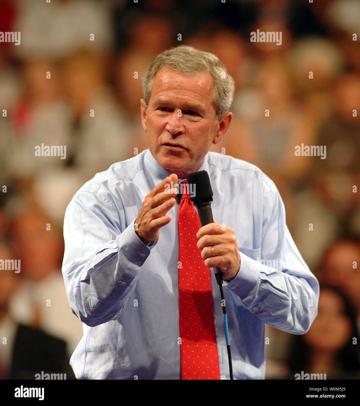 Präsident George W. Bush spricht über die Wirtschaft und Terrorismus während einer Kampagne stop in Columbus, Ohio, August 5, 2004. Mehrere tausend stellte sich heraus, dass der Präsident beantwortet Fragen zu hören. (UPI Foto/Michael Williams). Stockfoto