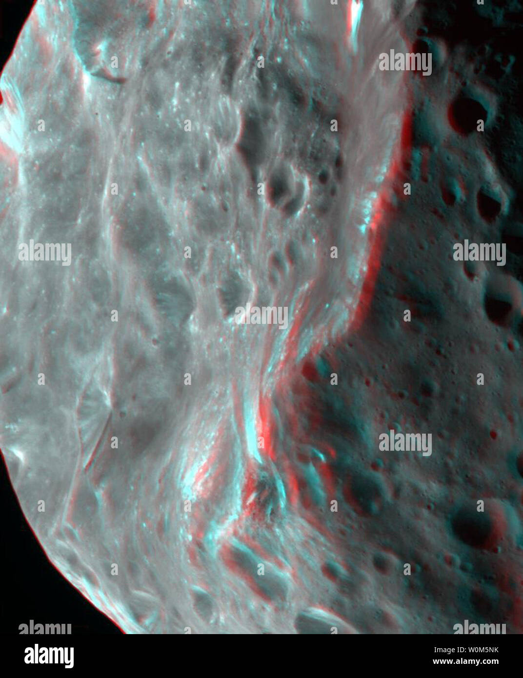 Phoebe gewalttätig und Kratern Vergangenheit ist offensichtlicher in dieser 3-D-Bild des winzigen Mond Kürzlich releasted. Die Sonne ist aus dem linken, leuchtenden Krater und Unebenheiten auf der Oberfläche, zusammen mit einem prominenten Ridge - wie Feature in der Mitte. Helles Material, wahrscheinlich zu Eis werden, wird auf diesem Grat ausgesetzt - wie Feature als auch um kleine Krater und die Hänge des großen Krater. Es gibt auch helle Streifen auf steilen Hängen, vielleicht, in denen loses Material bergab während der Beben von Aufprall glitt. Diese 3D-Mosaik besteht aus zwei Bilder mit der Raumsonde Cassini genommen na Stockfoto