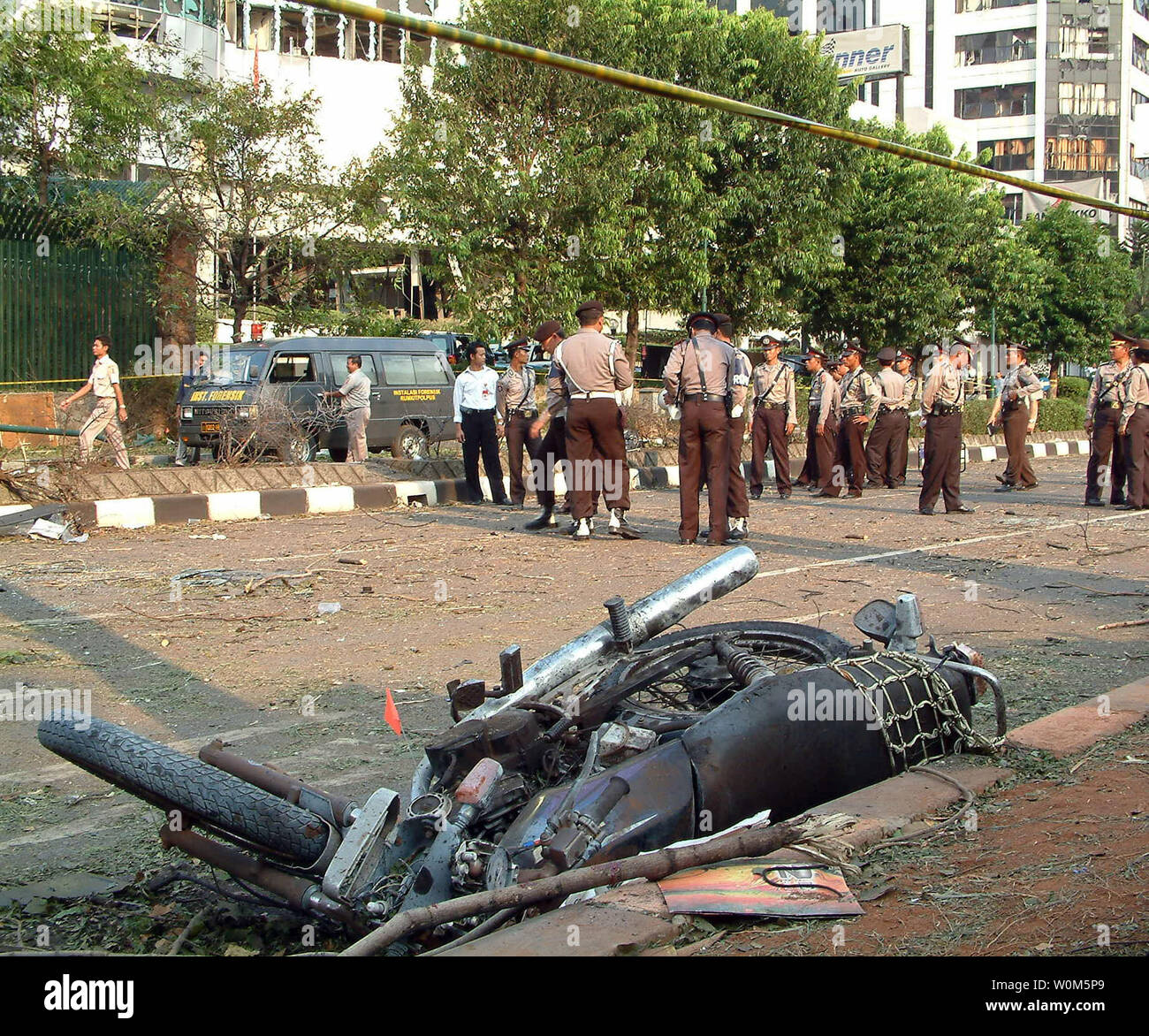 Polizei auf der Straße im Kuningan District von South Jakarta mobilisieren Nach einem Bombenanschlag vor der Australischen Botschaft mindestens neun Menschen in Jakarta am 9. September 2004 getötet. (UPI Foto/Saprizal) Stockfoto