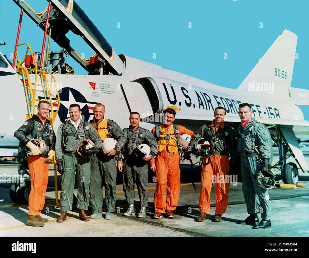 Gordon Cooper jr., eine der ersten America's sieben Astronauten, starb am 4. Oktober 2004 in seinem Haus in Ventura, Kalifornien, er 77 Jahre alt war. Cooper pilotiert die sechste und letzte Flug des Mercury Programms und später Gemini 5 ein Aktivierungsbefehl gegeben wurde. Die Datei Bild zeigt die "Original Seven" Mercury Astronauten. Von links: Scott Carpenter, Cooper, John Glenn, Gus Grissom, Wally Schirra, Alan Shepard, und Deke Slayton. (UPI Foto/NASA) Stockfoto