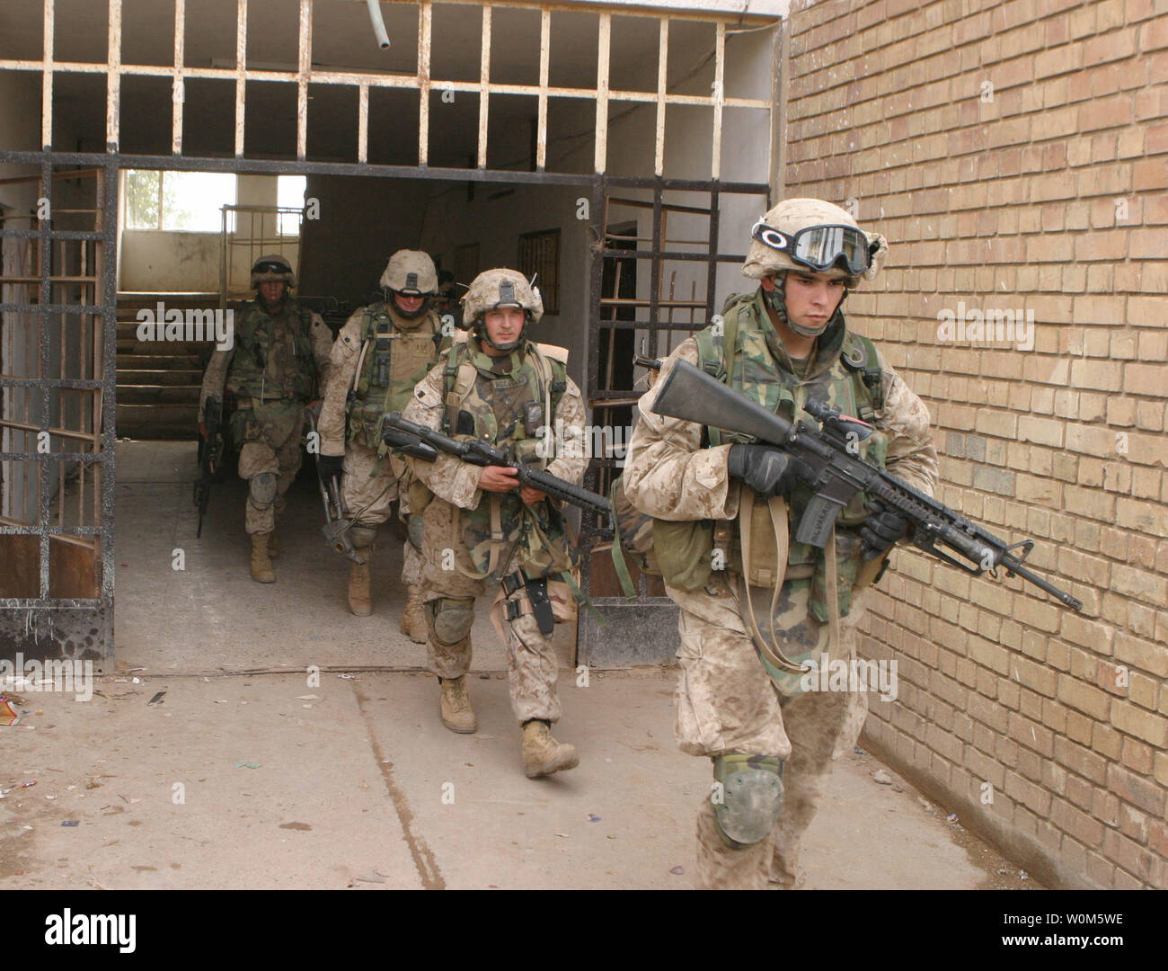 Us-Marines mit Waffen Platoon, Firma K, 3rd Battalion, 5th Marine Regiment, 1st Marine Division, ergreifen die Apartments am Rande der Stadt Falludscha, Irak, in den ersten Stunden nach der Operation Al Fajr (New Dawn), an November 8, 2004. (UPI Foto/Lanze Cpl. James J. Vooris/USMC Stockfoto