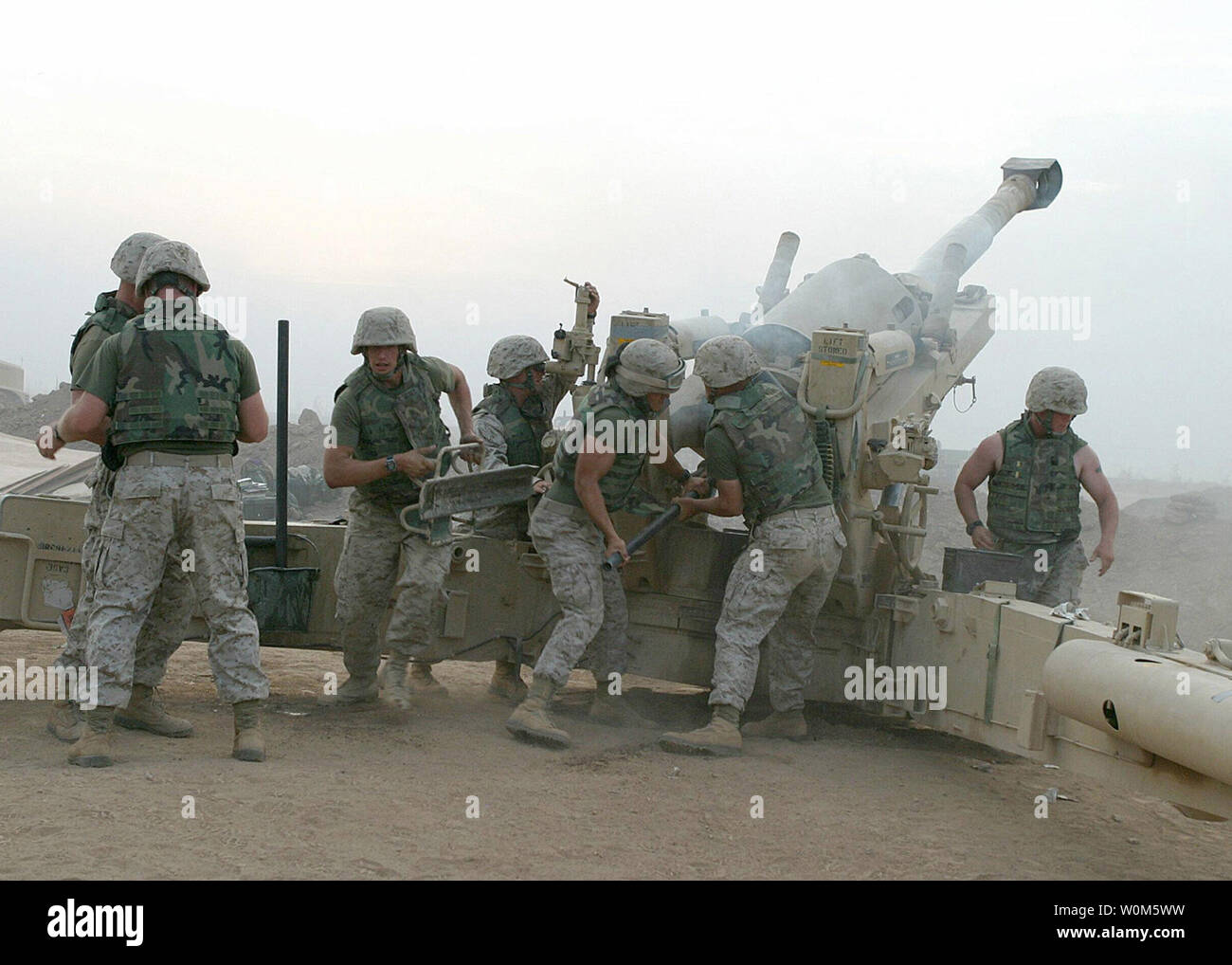 Us-Marines fire M 198 Medium Haubitze bietet Unterstützung und defensives Feuer für Camp Falludscha im Irak am Okt. 21, 2004. Die Marines sind M Akku, 4.Bataillon, 14 Infanterie Regiment, 1st Marine Division RCT-1 zugewiesen. (UPI Foto/DoD/Lanze Cpl. Daniel J. Klein, USMC). Stockfoto