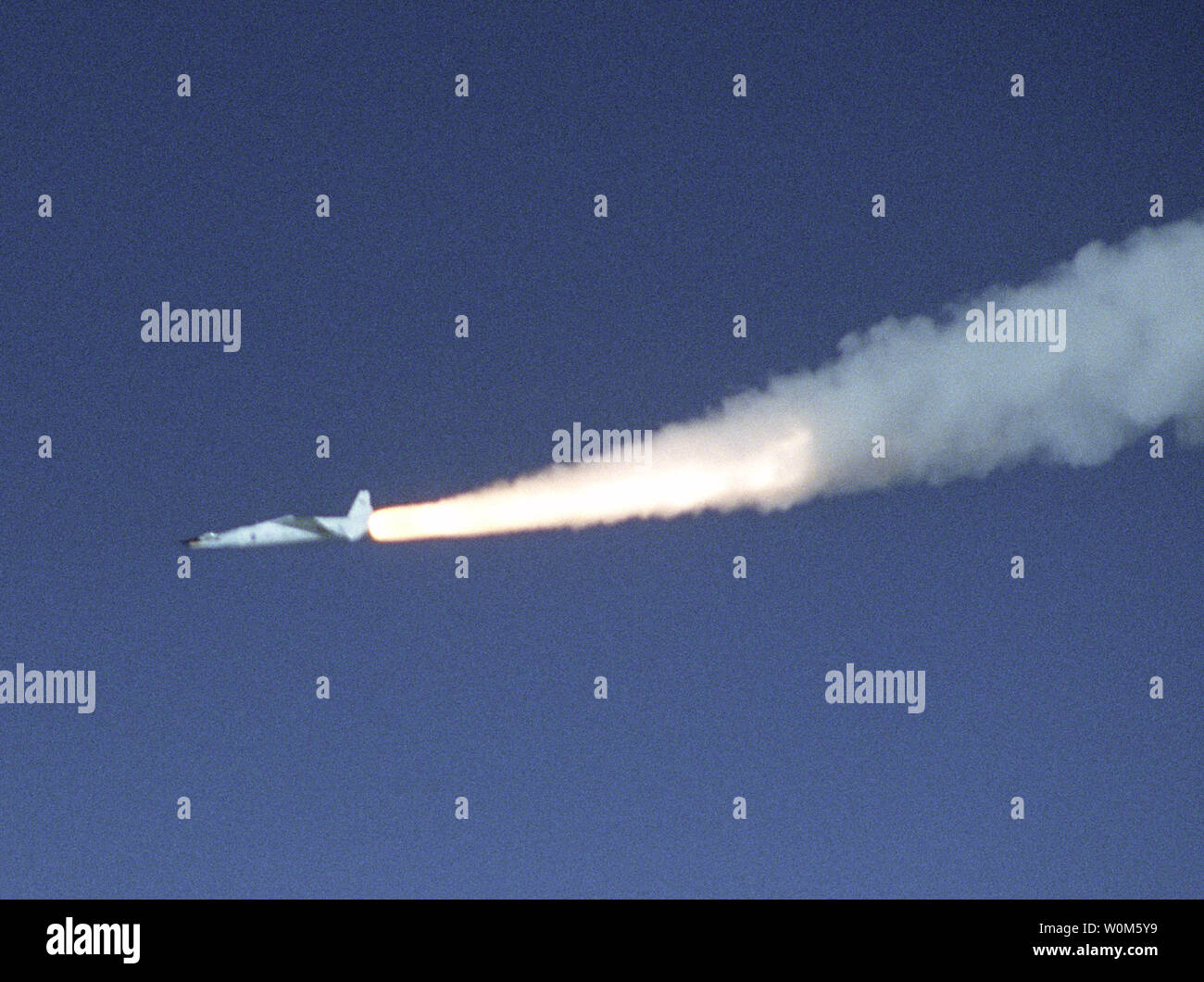 Die dritte X-43 ein hyperschall Forschungsflugzeug und modifizierte Pegasus Trägerrakete beschleunigen Nach dem Start von der NASA-B-52 B starten Flugzeuge über dem Pazifik am 16. November, 2004. Die NASA X-43 Forschungsfahrzeug in die Rekordbücher wieder schrie, demonstriert eine Atemluft- Motor kann an fast 10 mal die Schallgeschwindigkeit fliegen. Vorläufige Daten aus der Scramjet betriebene Forschung Fahrzeug zeigen seine revolutionäre Motor erfolgreich an fast Mach 9.8, oder 7.000 mph gearbeitet, wie es bei der rund 110.000 Fuß flog. (UPI Foto/NASA) Stockfoto