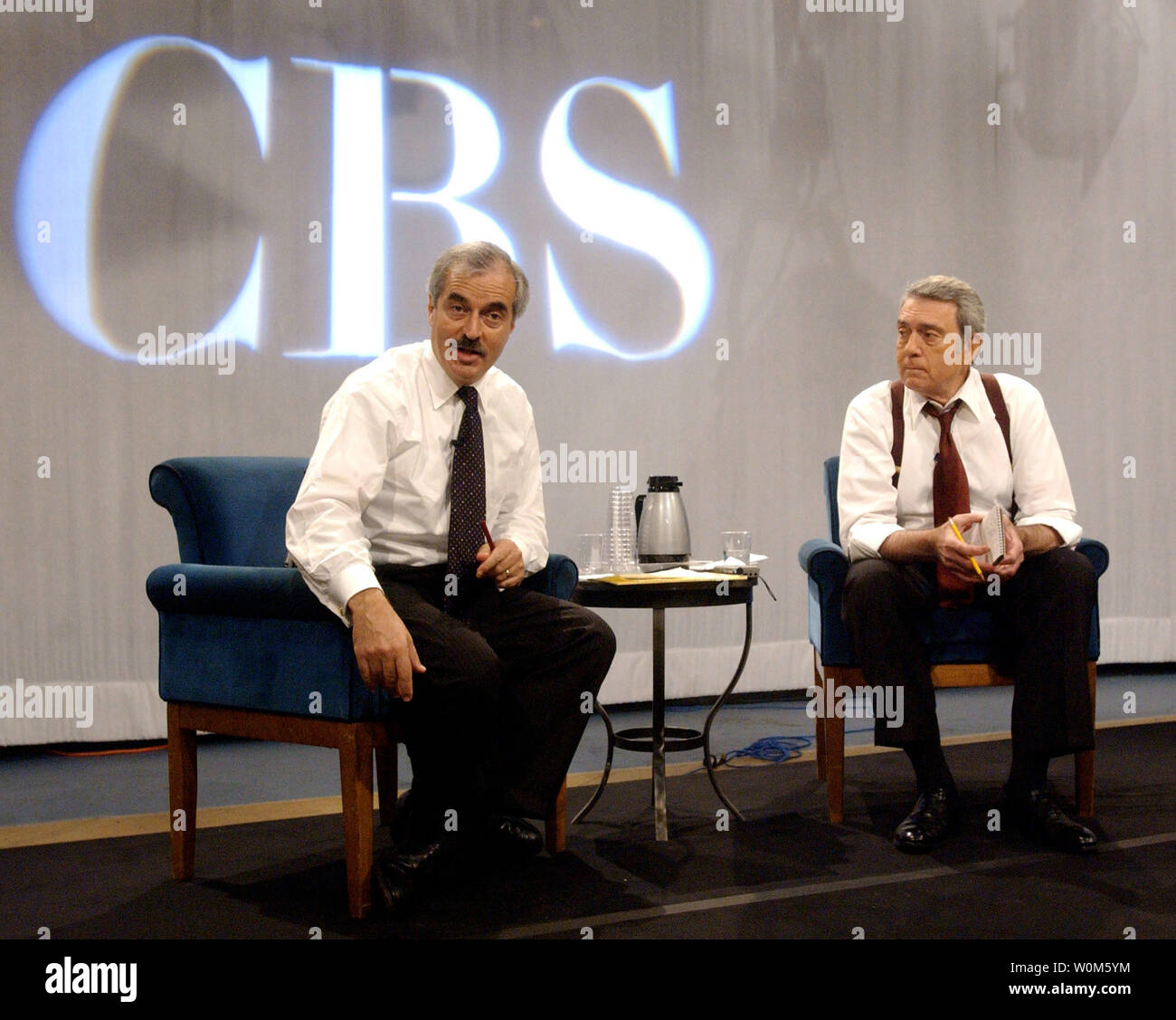 CBS Nachrichten Anker Dan Rather, hier im Oktober des Jahres 2001 zeigt mit CBS-Präsident Andrew Heyward, verkündet Dienstag, 23. November 2004, dass er step-down im März, am 24. Jahrestag der Übernahme den Auftrag von Walter Cronkite. (UPI Foto/Ezio Petersen) Stockfoto