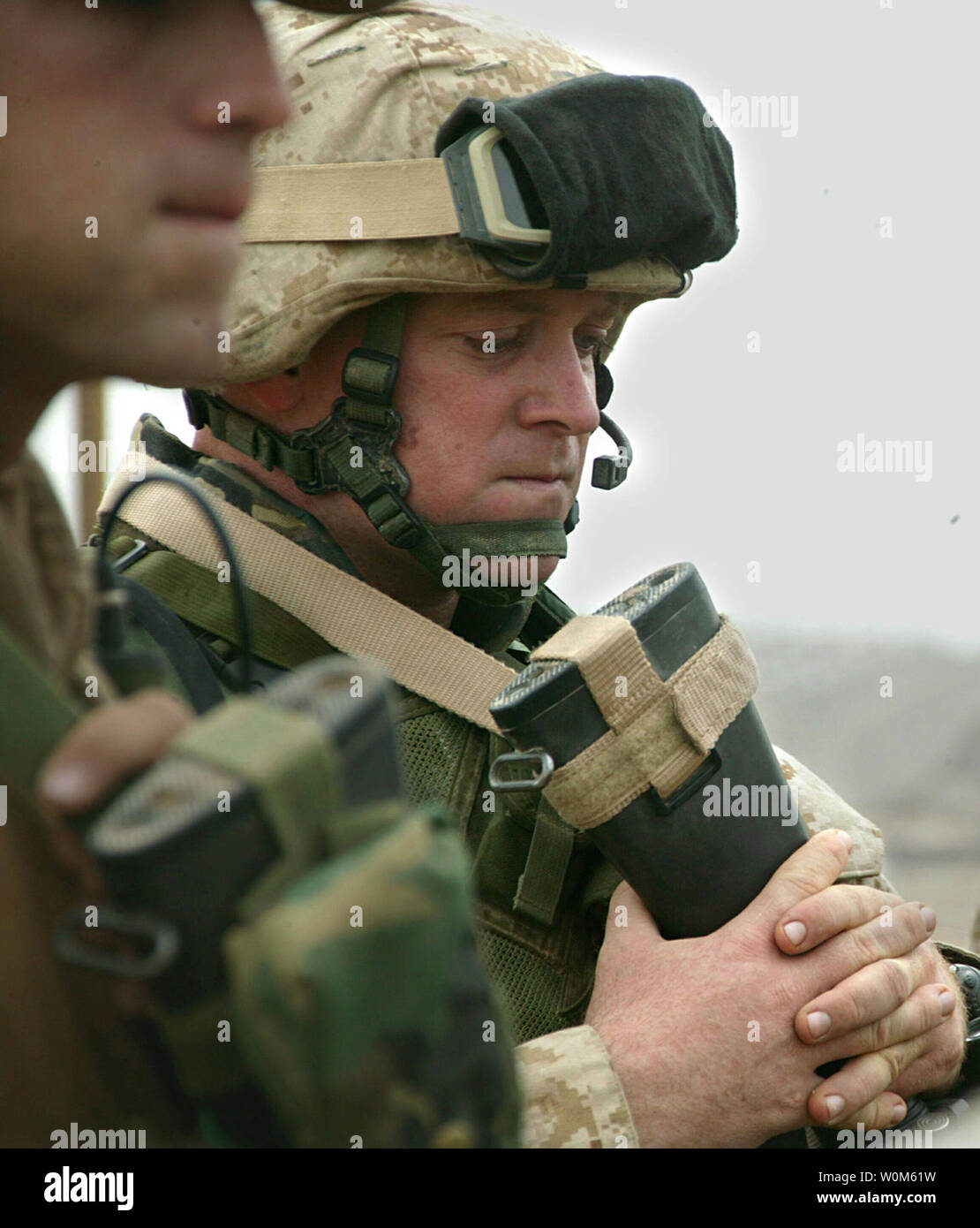 Gunnery Sgt. Ryan S. Shane, Firma B, 1 Bataillon 8. Marine Regiment, Regimental Combat Team 7, bereitet sich für die Ausbildung am 5. November 2004 nur wenige Tage vor dem Angriff auf die Stadt Falludscha, Irak. Shane war durch feindliches Feuer während der Operation verletzt beim Versuch, einen anderen Marine zu speichern. Foto veröffentlicht am 21. Dezember. (UPI Foto/Joel Chaverri/U.S. Marines) Stockfoto