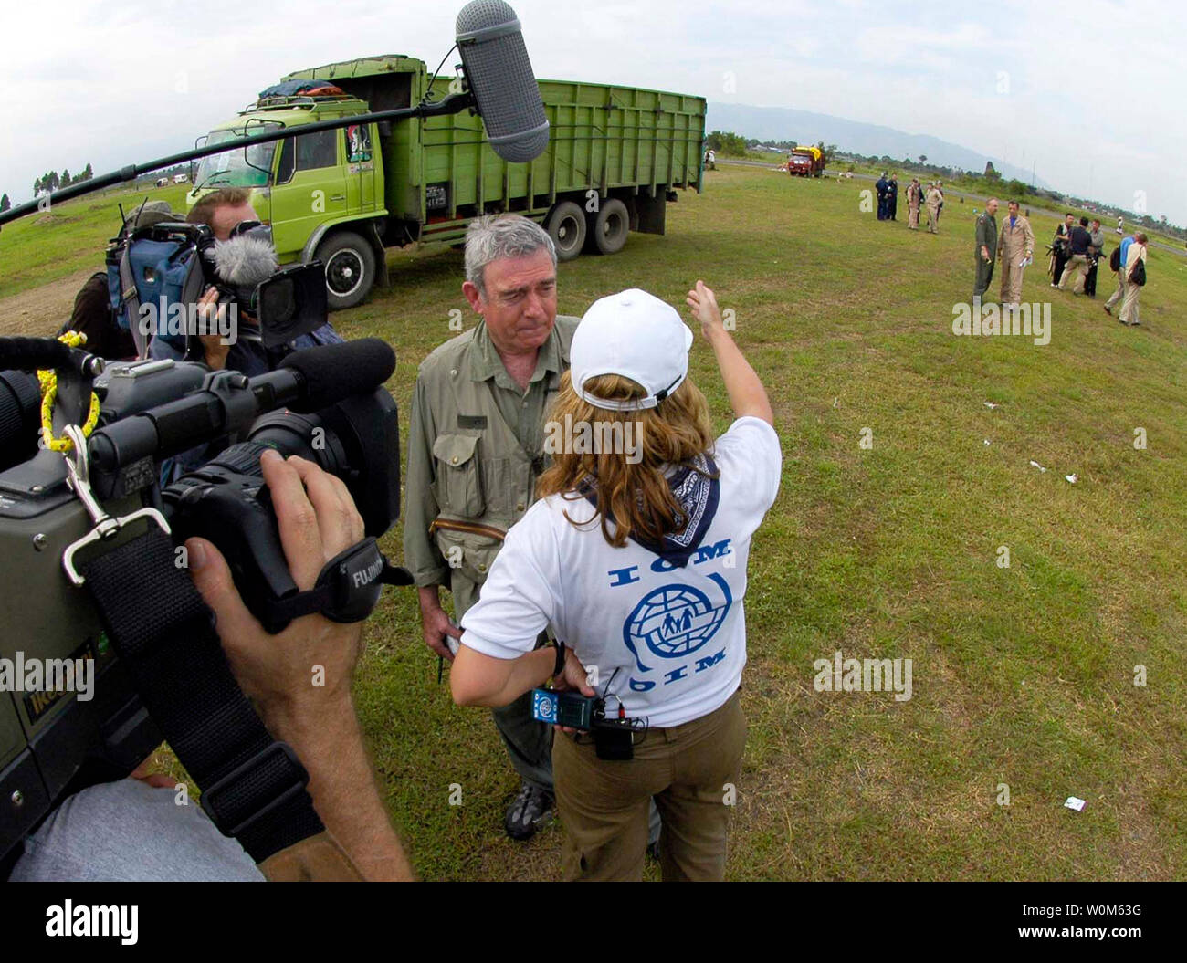 CBS-Moderator Dan Rather Interviews eines der vielen Internationalen Organisation für Migration (IOM) die Arbeiter der Sultan Iskandar Muda Air Force Base in Banda Aceh, Sumatra am 2. Januar 2005. medizinischen Teams von der USS Abraham Lincoln (CVN 72), Carrier Air Wing Zwei (CVW-2) und der Internationalen Organisation für Migration (IOM) eine Triage Aufstellungsort auf Sultan Iskandar Muda Air Force Base, in Banda Aceh, Sumatra. Die zwei Mannschaften zusammen mit Mitgliedern der Australischen Luftwaffe erste medizinische Versorgung für die Opfer des Tsunami zu bieten betroffenen Küstenregionen. (UPI Foto/Elizabeth A. Edw Stockfoto