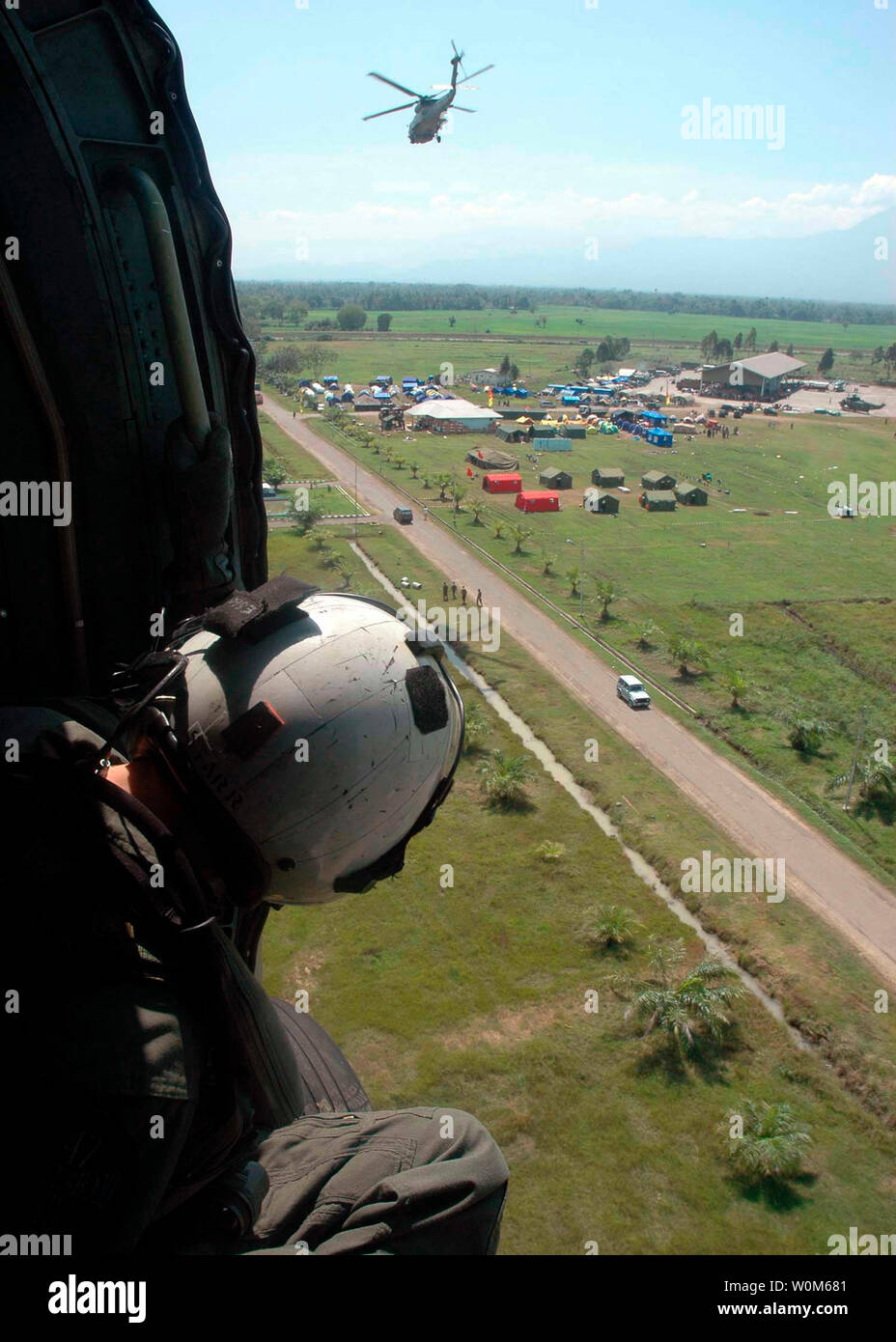 Ein Mannschaftsmitglied sieht auf Sultan Iskandar Muda Air Force Base in Banda Aceh auf Sumatra, in Indonesien am 7. Januar 2004. Hubschrauber Carrier Air Wing Zwei und Seglern aus USS Abraham Lincoln zugeordnet sind, unterstützt den Betrieb von Unified Hilfe, humanitäre Hilfe Aufwand im Zuge der Tsunami, der Südostasien heimgesucht. (UPI Foto/Jacob J. Kirk/Navy) Stockfoto