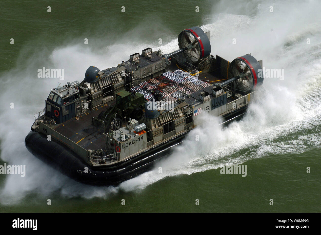 Eine Landing Craft Air Cushion (LCAC) Fahrzeug, die der USS BONHOMME RICHARD (LHD 6) und Expeditionary Strike Group fünf (ESG-5), ist auf dem Weg dringend benötigte Materialien und Lieferungen an die Bürger in der Stadt Meulaboh liefern, auf der Insel Sumatra, Indonesien, Jan. 10, 2005. Die LCACs sind in der Lage, den Transport von Lieferungen mehr als Hubschrauber in einer einzigen Reise. (UPI Foto/Bart A. Bauer/US-Navy) Stockfoto