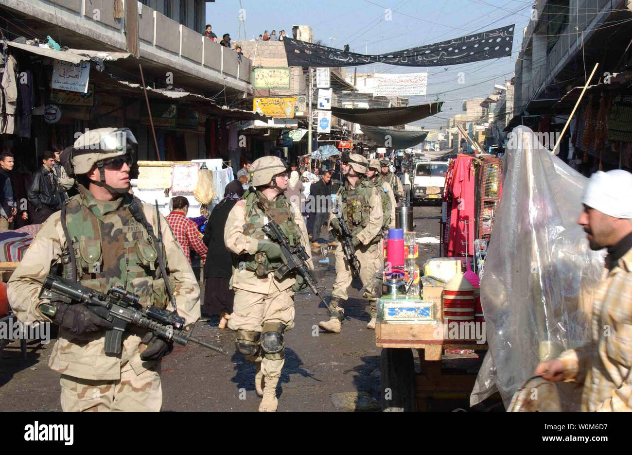 Us-Armee Soldaten gehen durch einen Markt in der Al Sudeek Bezirk bei demontiertem Patrouille in Mossul, Irak, Jan. 9, 2005. Die Soldaten sind Bravo Company, 2.BATAILLON, 325 Fallschirm Infanterie Regiment, Task Force Tacoma angefügte zugeordnet. (UPI Foto/Adam Sanders/Armee) Stockfoto