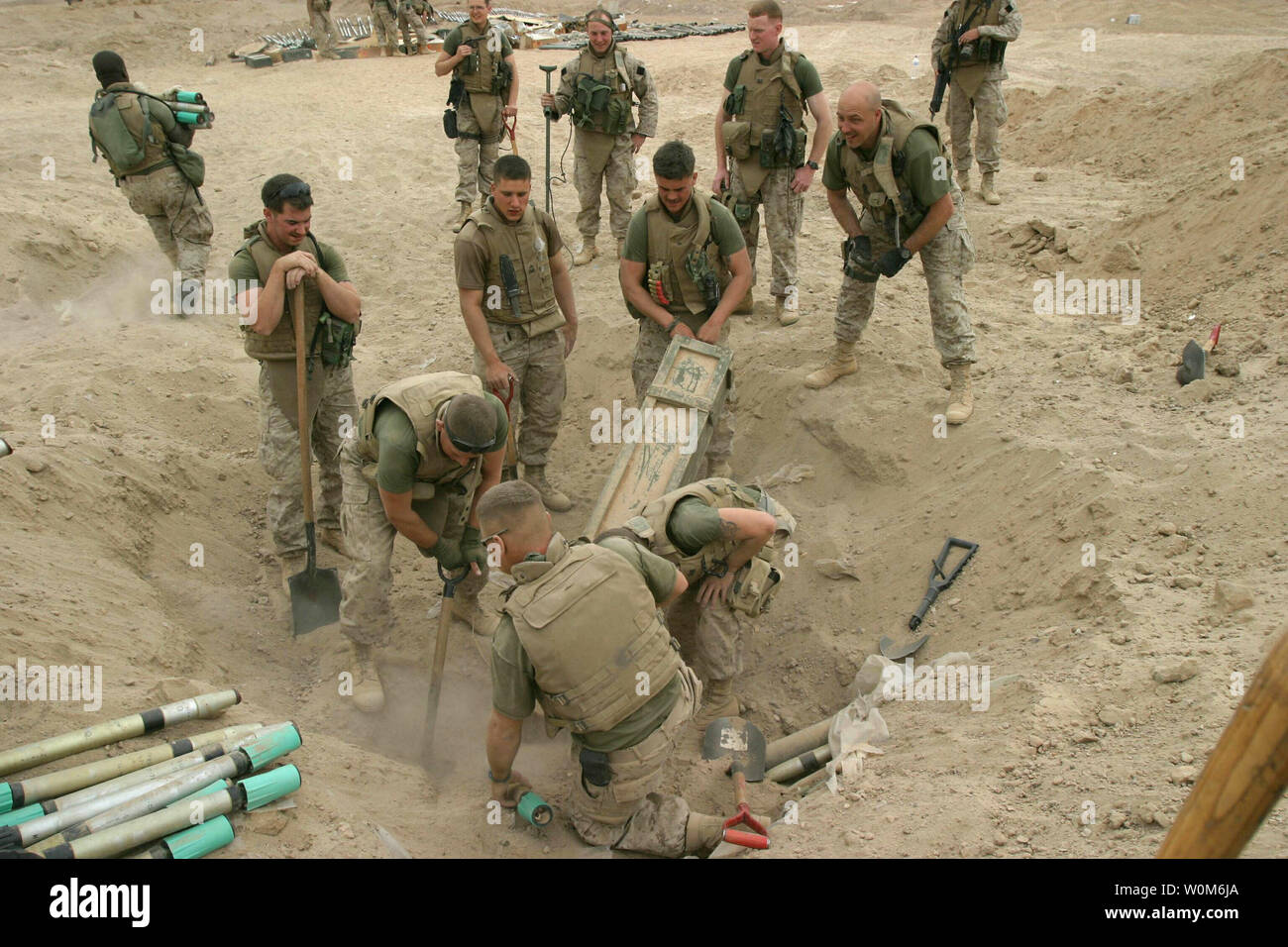 Us-Marines eine von mehreren Fällen von Ordnance in einer Waffen cache außerhalb von Kharma, Irak begraben gefunden entfernen, am 3. März 2005. Die Marines sind von der 2. Combat Engineer Bataillon, an der dritten Bataillon angebracht, 8. Marine Regiment, und sind in Sicherheit und Stabilisierung in der Al-Anbar Provinz, im Irak engagiert. (UPI Foto/Trevor R. Geschenk / Marines) Stockfoto