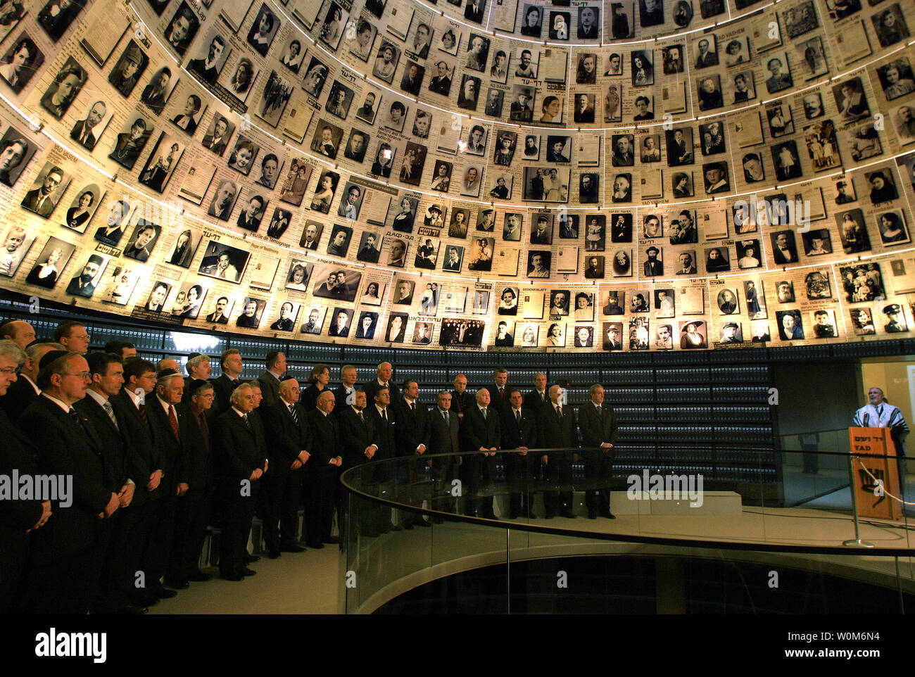 Führer der Welt sammeln unter der konisch geformte Dach in der Halle der Namen in der neuen Geschichte des Holocaust Museum, da sie eine Zeremonie zu Ehren der sechs Millionen Juden, die von den Nazis während des zweiten Tages der Einweihung Veranstaltungen in der Gedenkstätte Yad Vashem in Jerusalem am Mittwoch im Zweiten Weltkrieg ausgerottet wurden, vom 16. März 20006. Die Halle der Namen enthält rund 600 Fotos von Opfern des Holocaust, die spiralförmig nach oben in den konischen Dach und an den Wänden in Bindemittel, Millionen von Seiten der Dokumentation auf die Opfer. (UPI Foto/Jim Hollander) Stockfoto