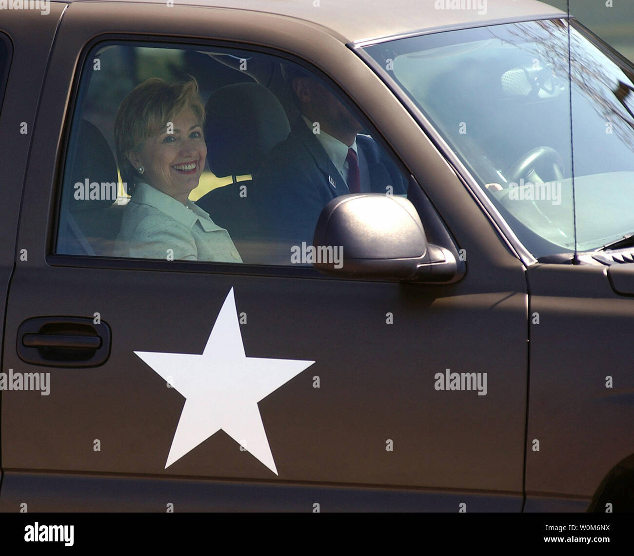 Senatorin Hillary Rodham Clinton (D-NY) Fahrten in den USA ArmyÕs erste Wasserstoff Brennstoffzellen betriebenes Abholung in der General Motors Forschungseinrichtung außerhalb von Rochester, NY, Freitag, 1. April 2005. Clinton war maßgeblich an der Sicherung der Mittel in der Abteilung 2005 der Verteidigung Mittel im Namen von GMÕs experimentelle Lkw, dessen Brennstoffzelle Module im Werk hergestellt werden. Die US-Armee wird die experimentelle Chevrolet Silverado pickup bewerten, Durchführung von strengen Tests in verschiedenen Klimazonen und Standorten rund um den US-Leistung zu beurteilen und das Militär erster Hand Erfahrung mit h Stockfoto