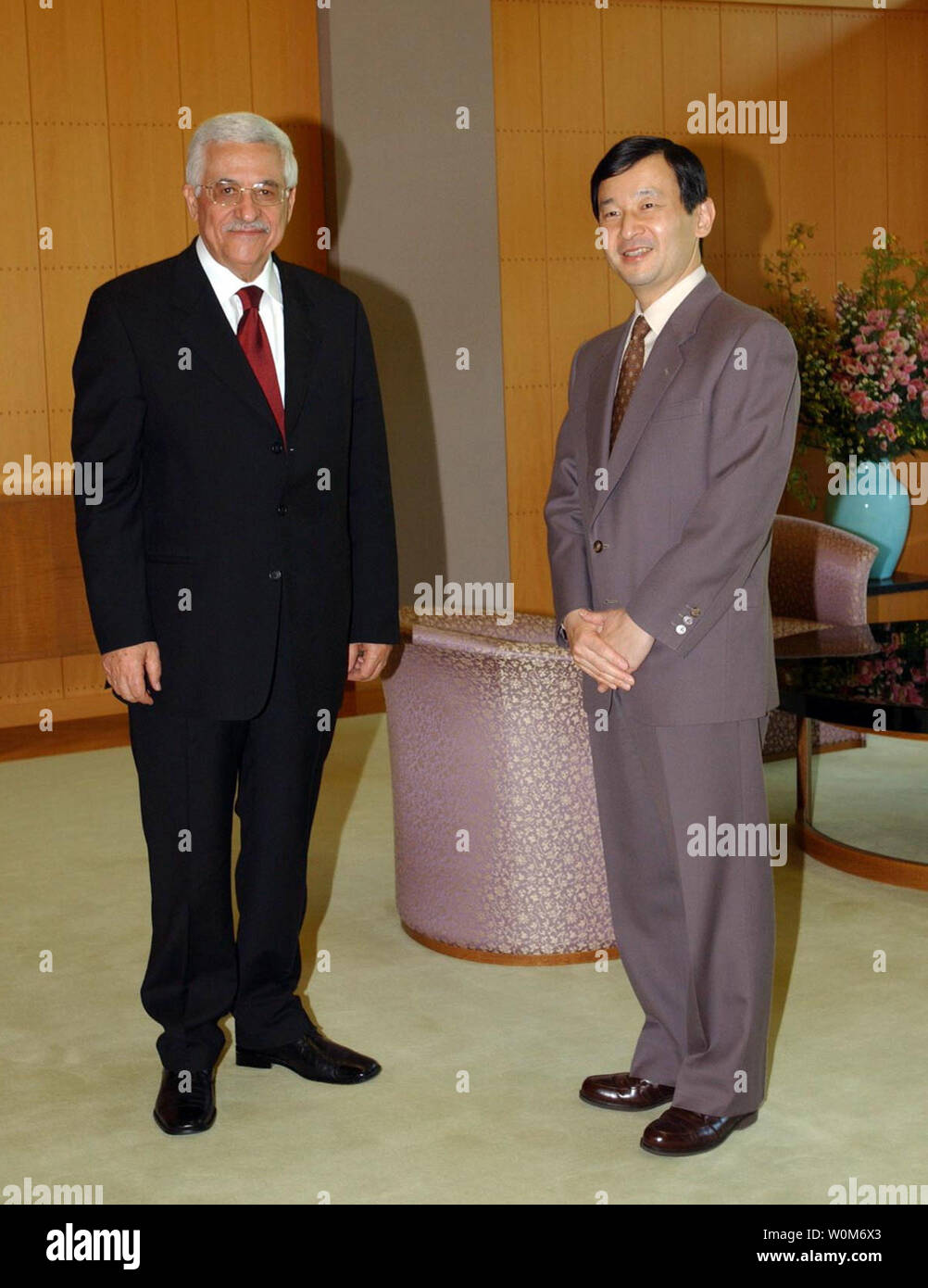 Der palästinensische Präsident Mahmoud Abbas trifft sich mit Kronprinz Naruhito an Togu Palace in Tokio am 16. Mai 2005. (UPI Foto/Omar Rashidi) Stockfoto