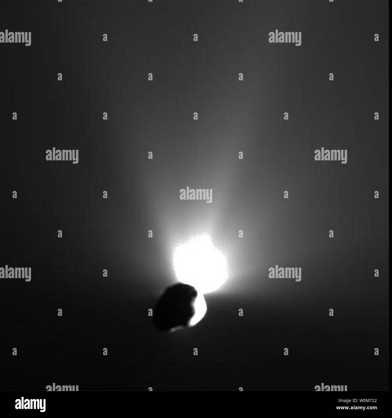 Der schlagkörper Sonde der Deep Impact Sonde kollidiert mit Komet Tempel 1 in Bild im Mission Control Raum angezeigt am NASA Jet Propulsion Laboratory in Pasadena, CA, am 3. Juli 2005. Der erfolgreiche Streik 83 Millionen Kilometer von der Erde entfernt markiert das erste Mal ein Raumfahrzeug die Oberfläche eines Kometen berührt. (UPI Foto/U. von Maryland) Stockfoto