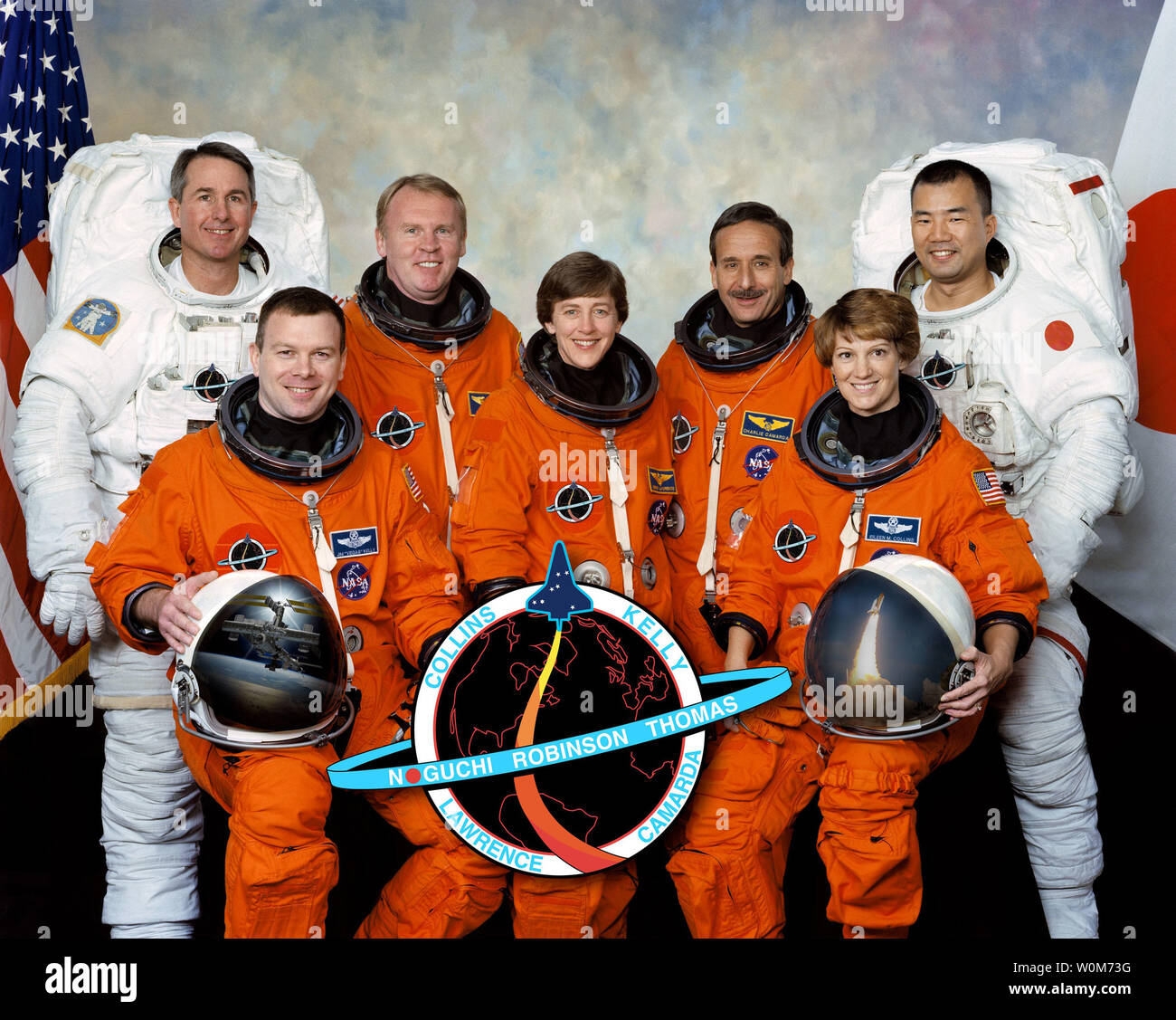 Diese sieben Astronauten machen Sie eine Pause vom Training für die STS-114 Crew Portrait zu stellen. Vorne sind Astronauten Eileen M. Collins (rechts), Commander; Wendy B. Lawrence, Mission Specialist und James M. Kelly, Pilot. Auf der Rückseite sind Astronauten Stephen K. Robinson (links), Andrew S. W. Thomas, Charles J. Camarda und Soichi Noguchi, alle mission Spezialisten. Noguchi stellt Japan Aerospace Exploration Agency (JAXA). NASA plant Entdeckung am 26. Juli 2005 zu starten. (UPI Foto/NASA) Stockfoto