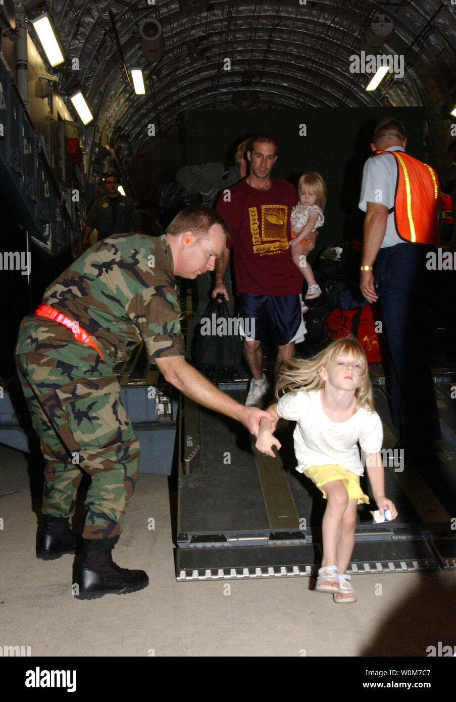 Personen Keesler Air Force Base, Texas, wegen der Überschwemmung vom Hurrikan Katrina am 30. August 2005 evakuiert. Sie wurden von der Texas Air National Guard auf einem C17 zu Kelly Stadt Base TX transportiert. (UPI Foto/Heather Norris) Stockfoto