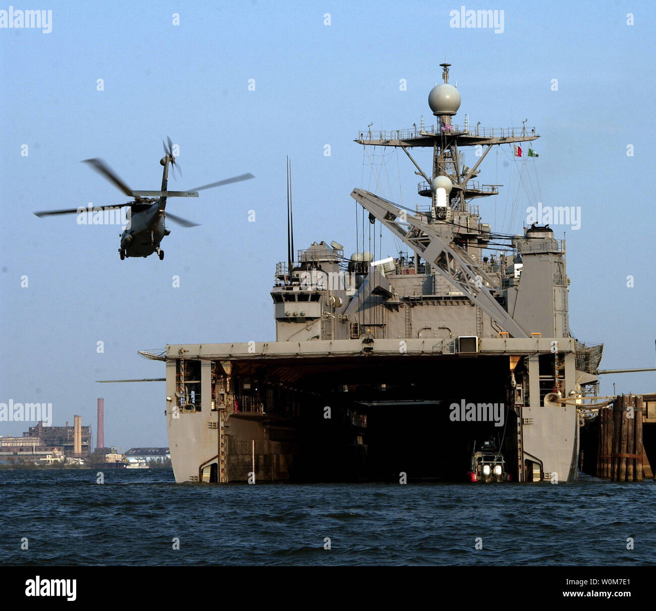 Ein Hubschrauber mit evakuierten Ansätze der USS Tortuga, LSD-46 Fortsetzung der Hilfsmaßnahmen für die vicitms von Hurrikan Katrina am 5. September in New Orleans. Die Umsiedler werden warme Mahlzeiten, Duschen und Betten zu schlafen. (UPI Foto/Michael B. Watkins/USN) Stockfoto