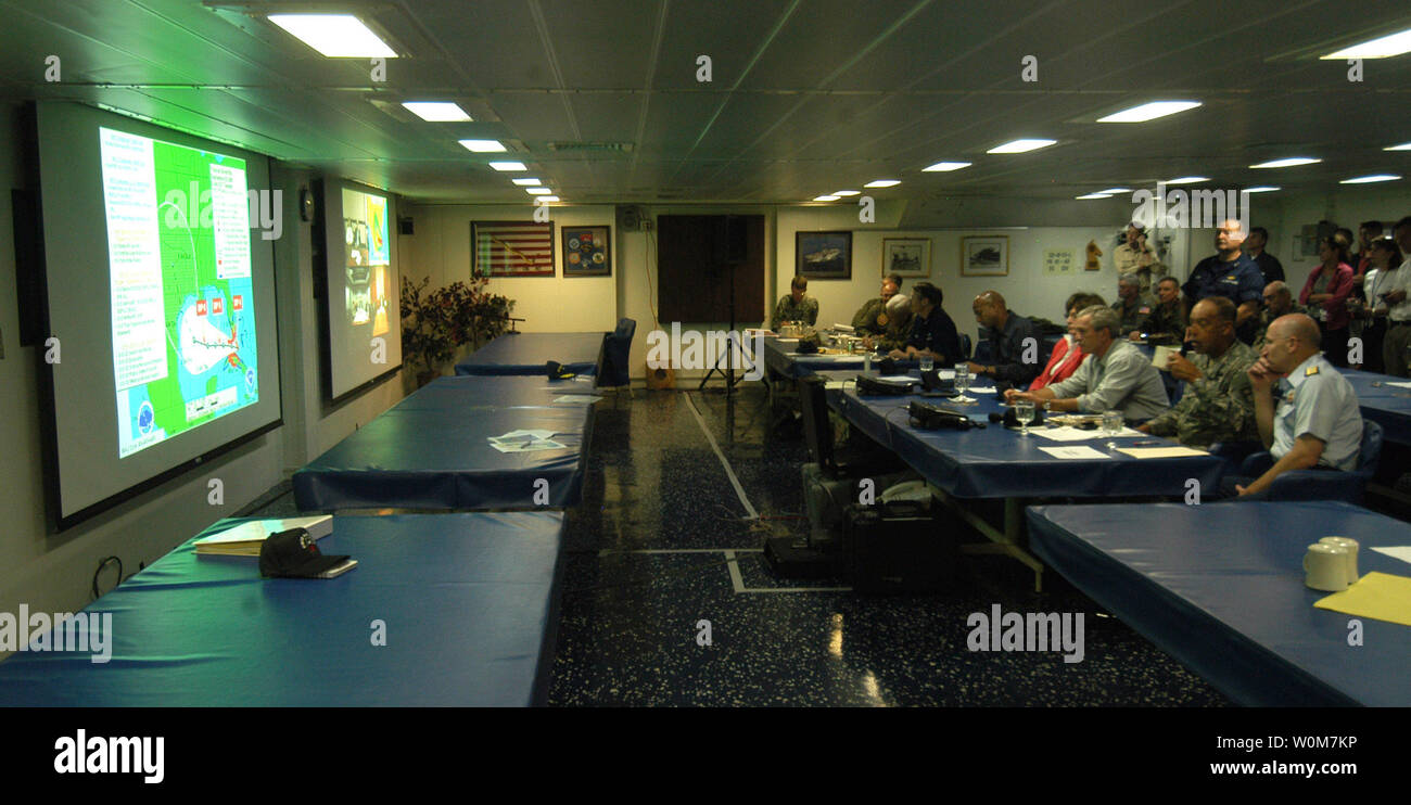 Us-Präsident George W. Bush erhält eine kurze im Wardroom der USS Iwo Jima (LHD7) bei einem dritten Besuch des Multi-purpose, Amphibious Assault ship September 20, 2005. Iwo Jima hat pierside in New Orleans bietet Entlastung und Unterstützung bei der Wiederherstellung als Teil der Gemeinsamen Task Force Katrina. (UPI Foto/Christian Knoell/Marine) Stockfoto