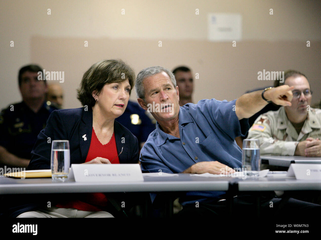 Präsident George W. Bush und Louisiana Governor Kathleen Blanco in einem Briefing auf Hurrikan Rita auf der FEMA-Außenstelle in Baton Rouge, Louisiana, Sonntag, Sept. 25, 2005 teilnehmen. (UPI Foto/Eric Draper) Stockfoto