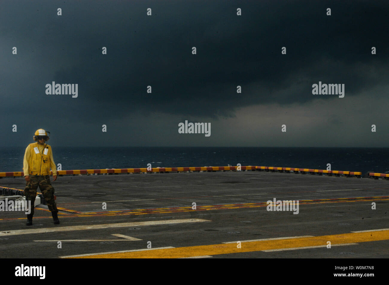 ABHC (AW) Joshua Kramer mans das Flight Deck an Bord der USS Iwo Jima (LHD 7) in Vorbereitung für einen vertikalen Auffüllung 23. September im Golf von Mexiko 2005. Die multi-purpose, Amphibisches Schiff sortied von der Innenstadt von New Orleans 21. September Hurrikan Rita zu vermeiden. Das Schiff ist derzeit folgende Pfad des Sturms, und wird auf der Station, um mögliche Hilfe zu leisten. (UPI Foto/Christian Knoell/Marine) Stockfoto