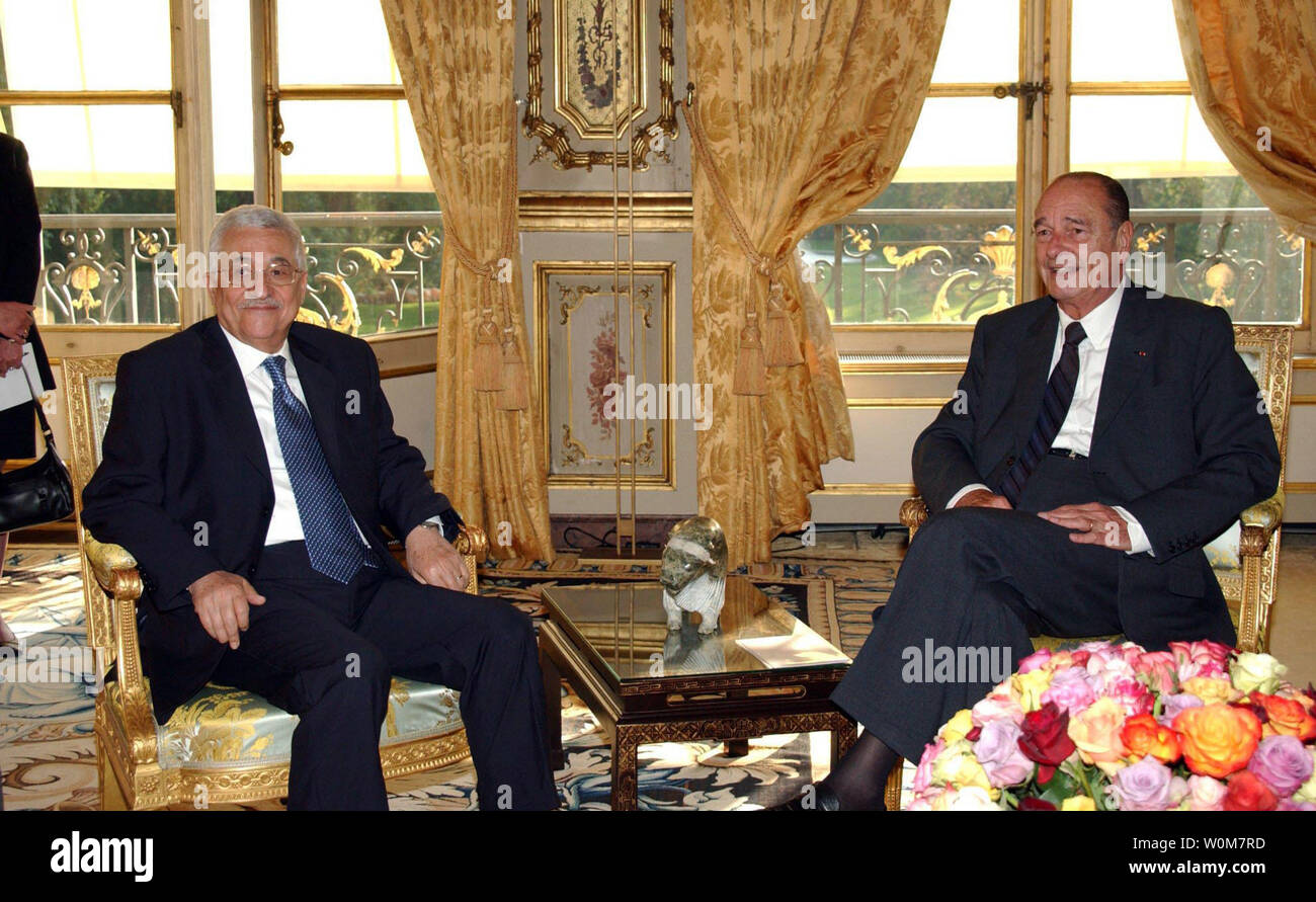 Der palästinensische Präsident Mahmud Abbas (L) trifft mit dem französischen Präsidenten Jacques Chirac in Paris, Frankreich am 17. Oktober 2005. (UPI Foto/Omar Rashidi/PA) Stockfoto