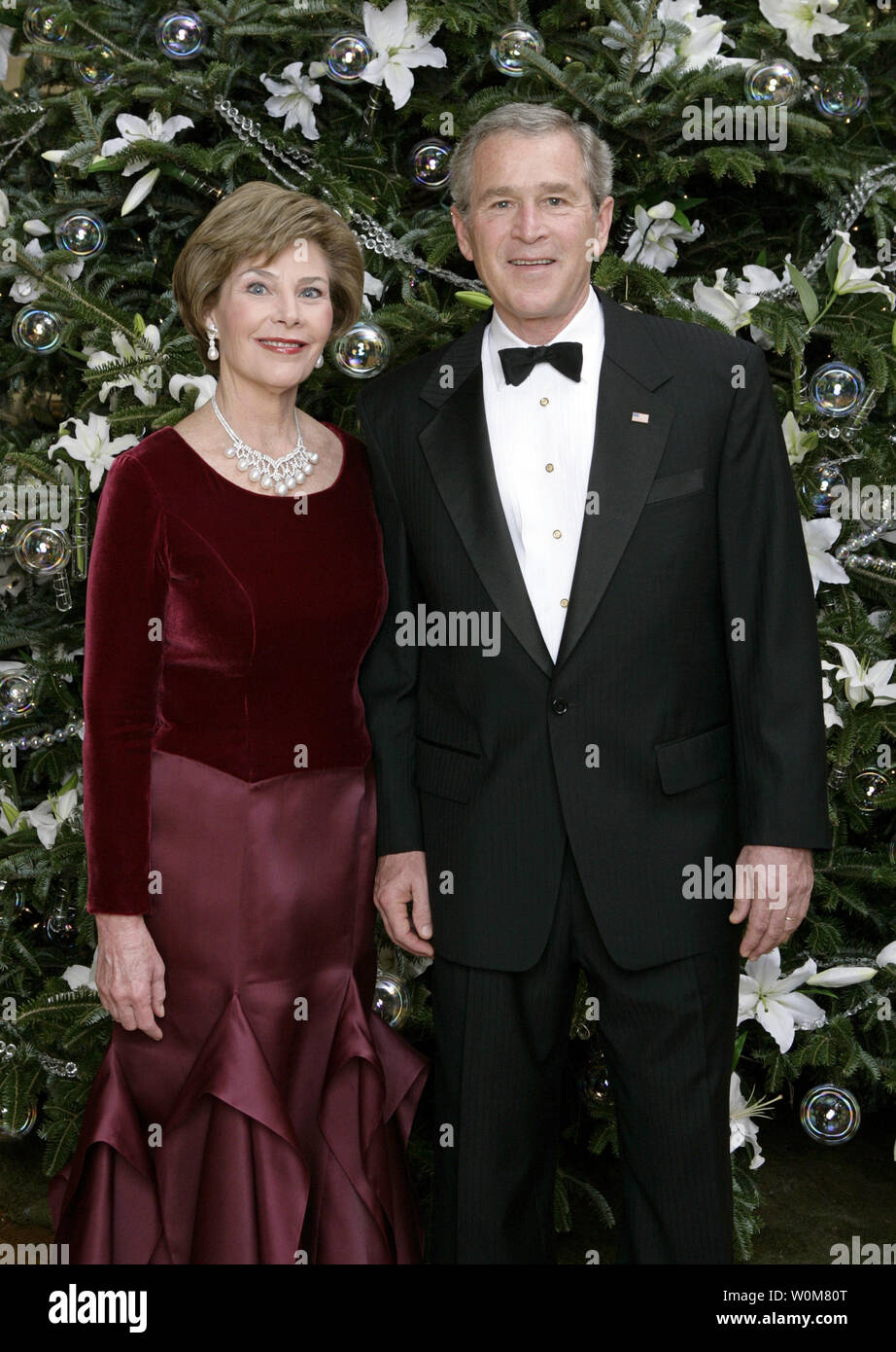 Präsident George W. Bush und First Lady Laura Bush stellen für Ihre offiziellen Feiertag Portrait von Das Blaue Zimmer Weihnachtsbaum im Weißen Haus in Washington. Foto Veröffentlicht am Dezember, 22, 2005. (UPI Foto/Eric Draper/Weiße Haus) Stockfoto