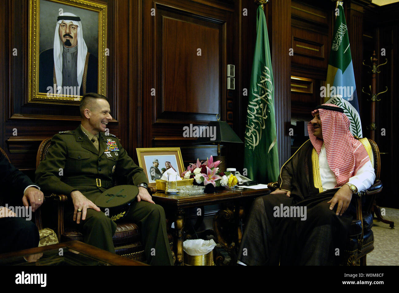 Vorsitzende des Generalstabs, General Peter Pace Marine (L) der saudi-arabischen Assistant Minister für Verteidigung und Luftfahrt Prinz Khalid Bin-Sultan Bin Abdul Aziz Al-Saud, in Riad, Saudi-Arabien am 22. März 2006. (UPI Foto/Sgt. D. Myles Cullen/DOD) Stockfoto