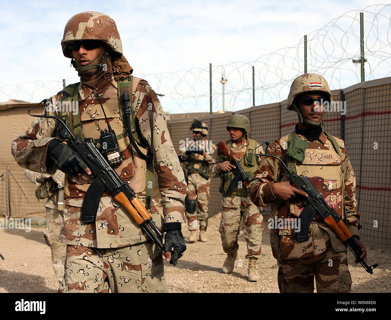 Irakische Soldaten ihre Waffen laden und eine abschließende Gang Prüfung vor Beginn einer Security Patrol mit Marines aus tierischen Gesellschaft, 1.BATAILLON, 7. Marine Regiment, in der Stadt Ubayde, Irak in der westlichen Provinz Al Anbar, 20. März 2006. (UPI Foto/Cpl. Antonio Rosas/USMC) Stockfoto