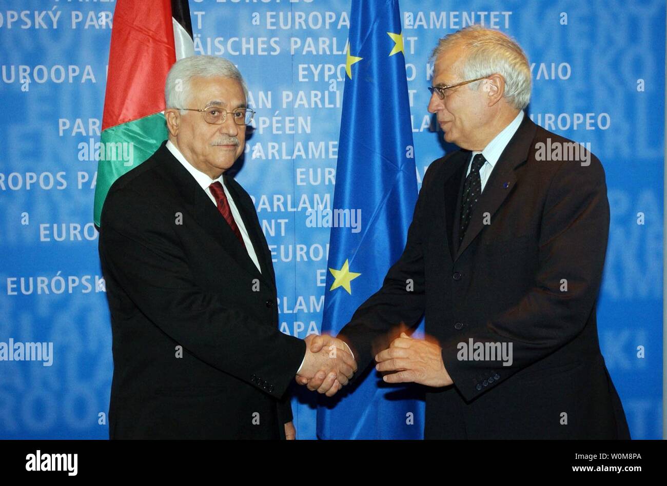 Der palästinensische Präsident Mahmud Abbas (L) wird durch den Präsidenten des Europäischen Parlaments Josep Borrell Fontelles begrüßt, die im Europäischen Parlament in Straßburg am 16. Mai 2006. (UPI Foto/Omar Rashidi/PO) Stockfoto