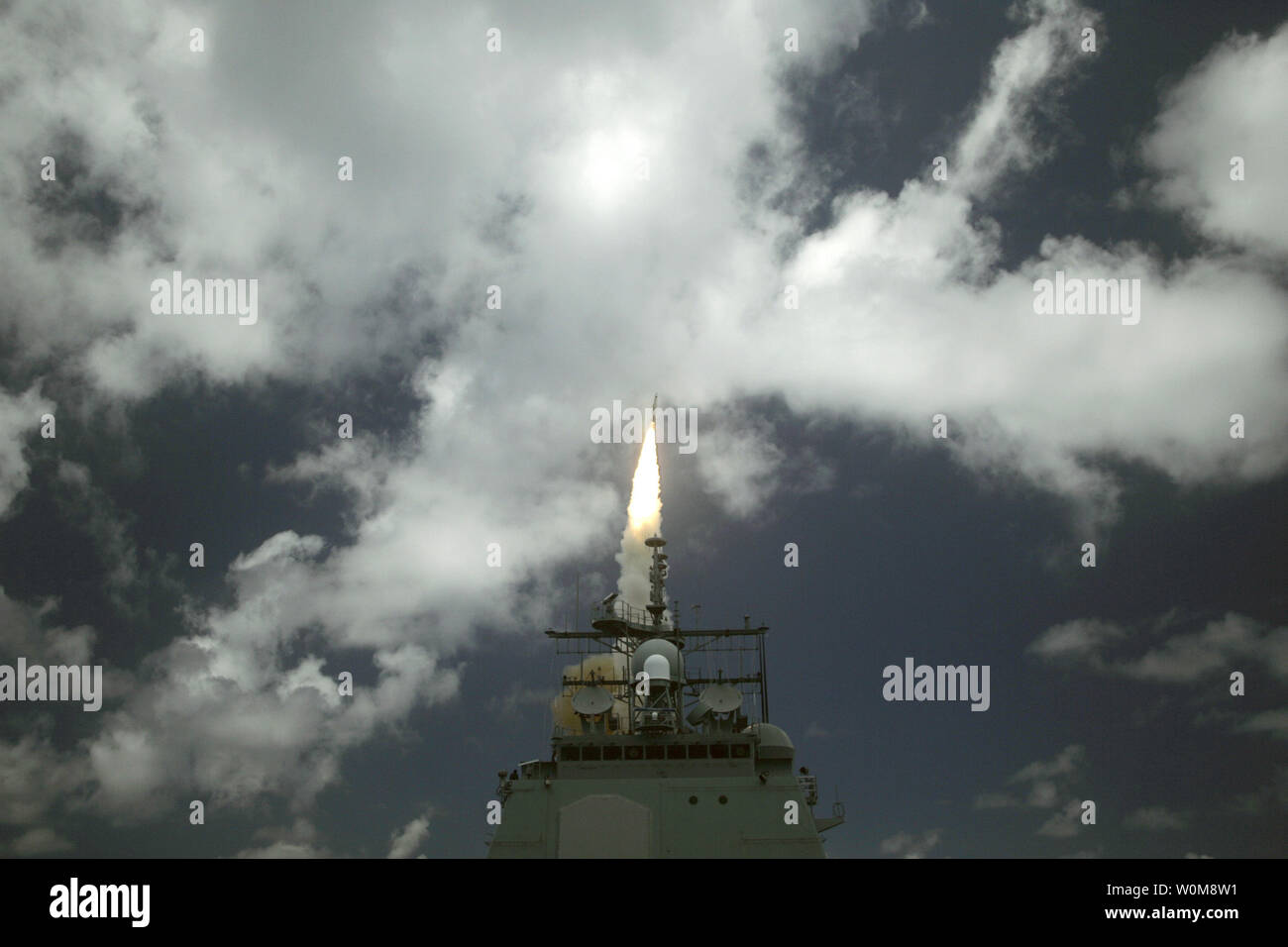 Ein Standard Missile 3 (SM-3) ist von der Lenkwaffen-kreuzer USS Shiloh (CG67) während einer gemeinsamen Raketenabwehr Agentur, U.S. Navy Flight Test einer ballistischen Rakete in den Pazifischen Ozean am 22. Juni 2006 gestartet. Zwei Minuten später, die SM-3 eine Trennung von ballistischen Raketen Ziel der Bedrohung, die von der Pazifikküste Rakete Strecke Service, Barking Sands, Kauai, Hawaii gestartet abgefangen. Der Test wurde die Siebte abzufangen, in acht Program Flight Tests, von der Aegis Ballistic Missile Defence. Die maritimen Fähigkeiten ist kurz ausgelegt medium-range ballistic missile Bedrohungen in der midcours abzufangen Stockfoto