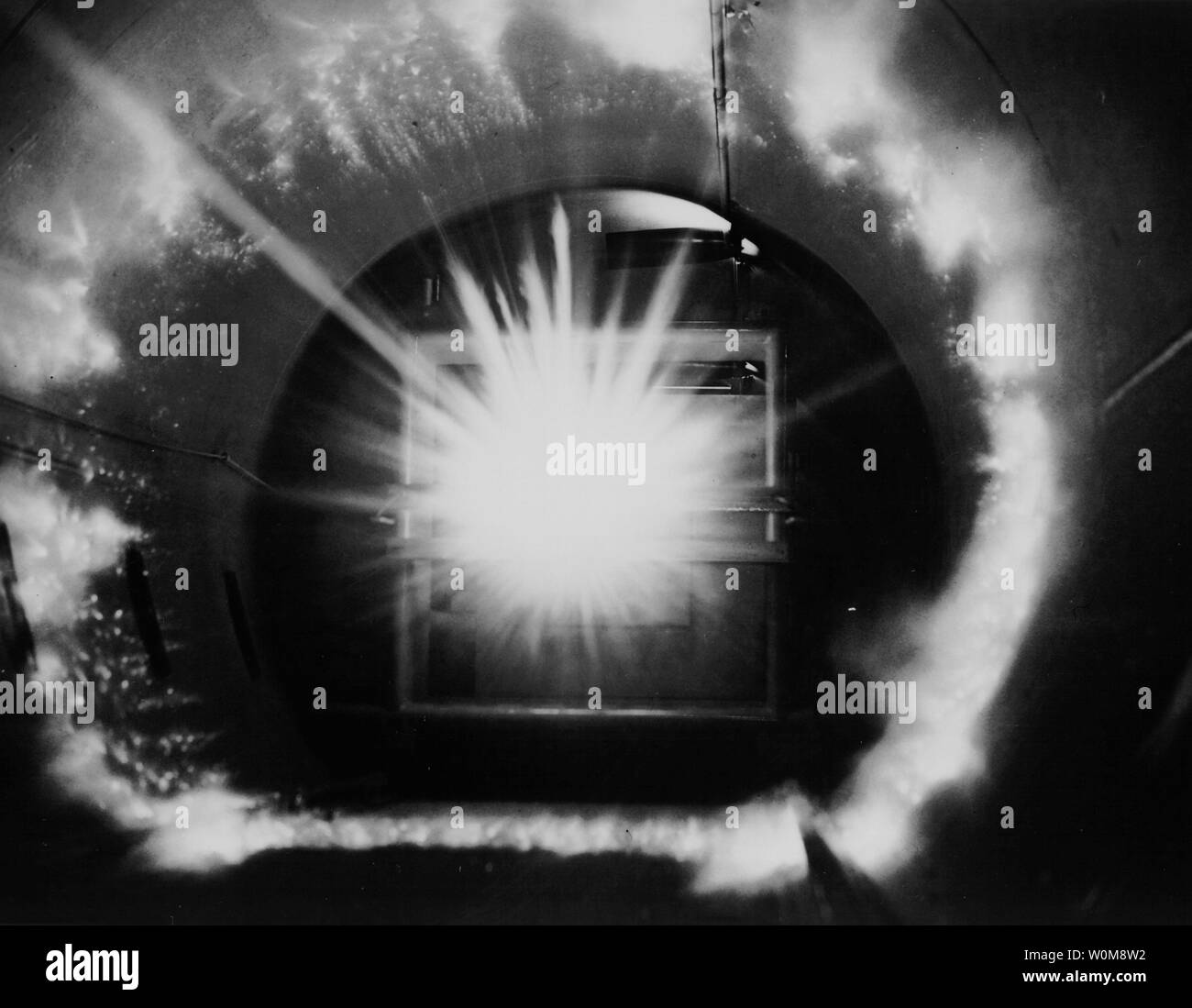 Das Foto, das zum 1. Januar 1963 berücksichtigt, zeigt die "Energy flash", der auftritt, wenn ein Projektil mit einer Geschwindigkeit von bis zu 17.000 Meilen pro Stunde eine feste Oberfläche auf der Hypervelocity ballistische Reichweite Auswirkungen des NASA Ames Research Center. Dieser Test verwendet wurde, zu simulieren, was passiert, wenn ein Stück von Orbital debris ein Raumschiff im Orbit Treffer. (UPI Foto/NASA) Stockfoto