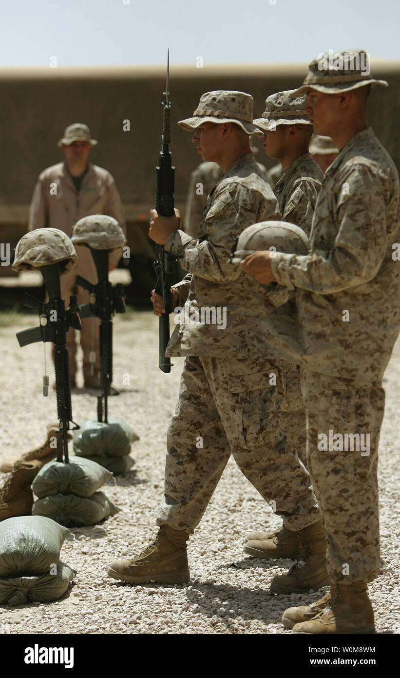 Marines bereiten die Memorial Marker für zwei Marines und einem Seemann, der ihr Leben verloren, während die Durchführung von Security Operations in einem Dorf in der Nähe der Iraq-Syria Grenze. Ihr Fahrzeug schlug eine Mine auf eine der Regionen gefährliche Straßen: 11. Juni 2006. Die drei Soldaten von Waffen Firma, 1 Battalion, 7th Marine Regiment waren eine Gedenkfeier zum 14. Juni 2006, im Outpost gegeben; Marines nennen sie "Schlacht", wo die Männer neben irakischen Soldaten gearbeitet. Lance Cpl. Brent B. Zoucha, 19, ein mortarman von Clarks, eds., Lance Cpl. Salvador Guerrero, 21, ein mortarman von Whittier, Kalifornien Stockfoto