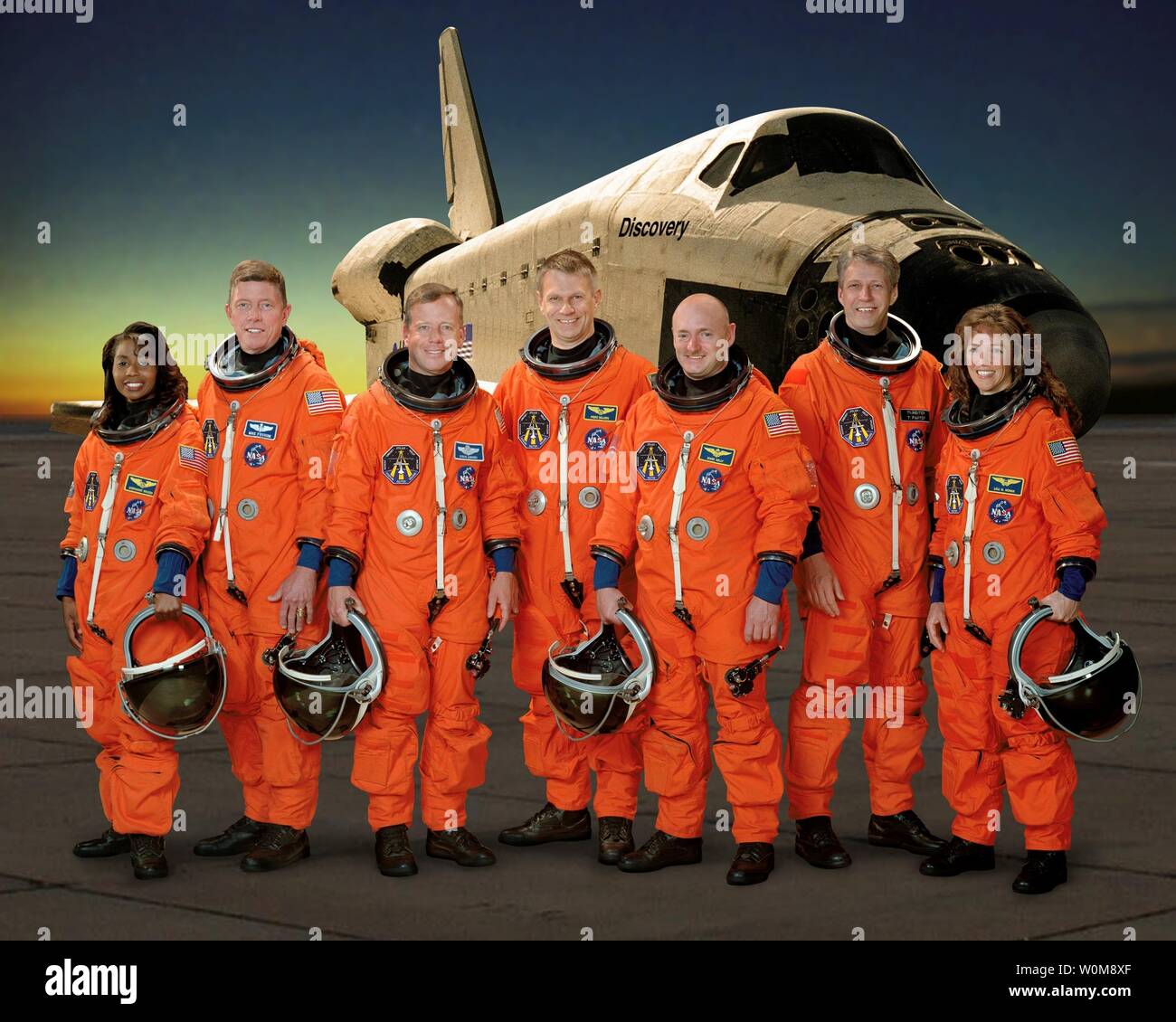 Diese sieben Astronauten machen Sie eine Pause vom Training für die STS-121 Crew portrait am 5. April 2006 zu stellen. Von der Linken sind Astronauten Stephanie D. Wilson, Michael E. Fossum, beide mission Spezialisten; Steven W. Lindsey, Commander; Piers J. Verkäufer, Mission Specialist; Mark E. Kelly, Pilot; Esa astronaut Thomas Reiter aus Deutschland; und Lisa M. Nowak, beide mission Spezialisten. (UPI Foto/NASA) Stockfoto