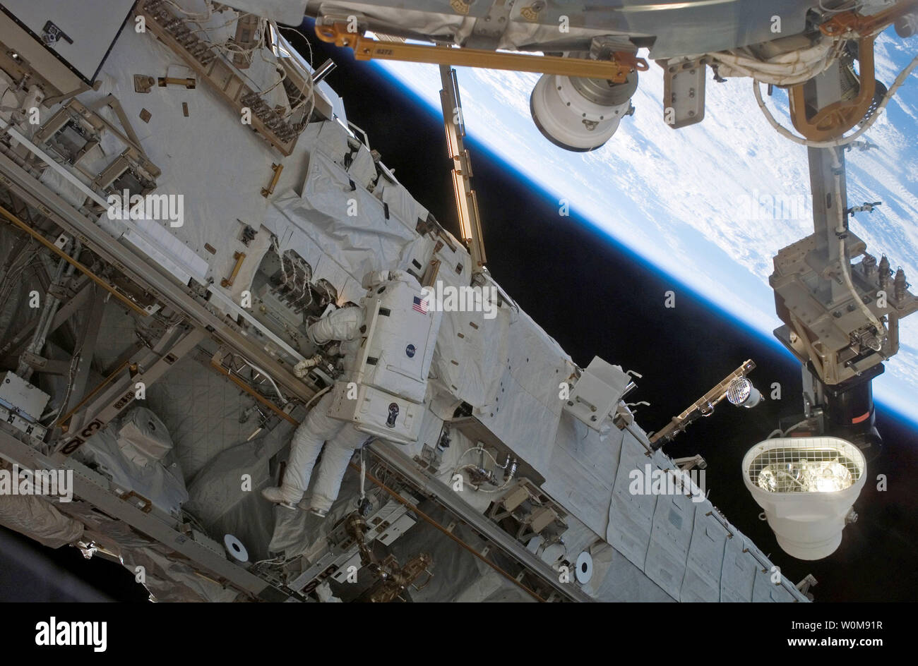 Astronaut Michael E. Fossum, einem STS-121 Mission Specialist, beteiligt sich an der zweiten Extra Vehicular Activity der Mission am 12. Juli 2006. Während des mehr als sechsstündigen spacewalk, Fossum und Mitastronaut Piers J. Verkäufer Mobile Transporter der Schienenbus der Internationalen Raumstation wieder voll in Betrieb und lieferte eine Ersatzpumpe Modul für das Kühlsystem des Bahnhof. (UPI Foto/NASA) Stockfoto