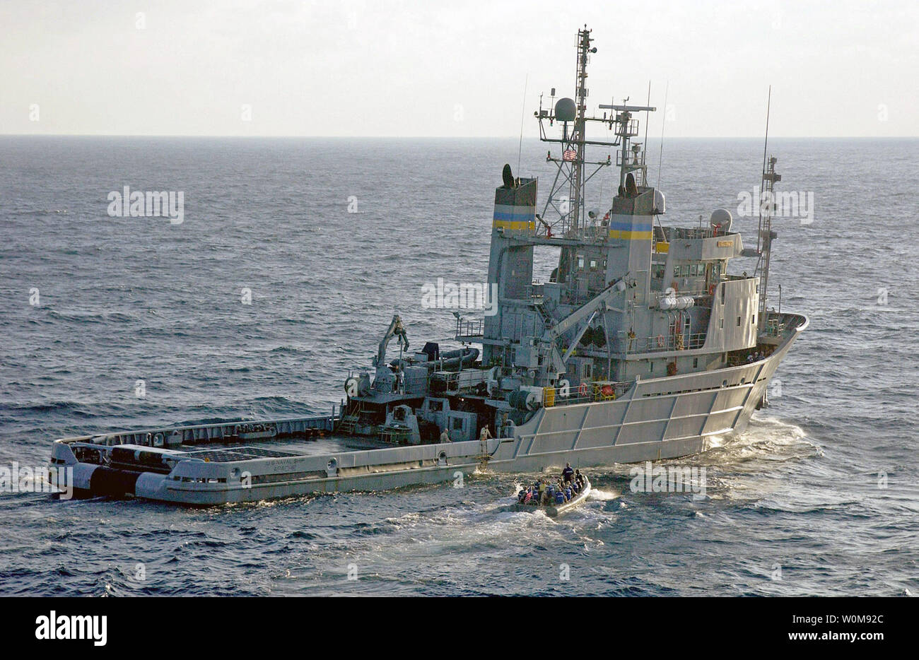 Flotte der US Navy ocean tug USNS Apache (unscharf) bestellt wird aus dem Hafen von Haifa, Israel am 13. Juli 2006 zu verschieben. In dieser US-Marine Datei Foto vom 10. September 2003 gesehen, Apache wurde bestellt, unterwegs als vorbeugende Maßnahme, nicht als Folge einer spezifischen Bedrohung für das Schiff oder Besatzung zu erhalten. Das Schiff, das sich auf einer routinemäßigen Einsatz des Mittelmeers, ist die Teilnahme an der geplanten Übung Noble Melinda mit der israelischen Marine. Apache ist ein noncombatant Schiff durch 16 US-handelsseemänner betrieben. (UPI Foto/Aaron Peterson/US-Navy) Stockfoto