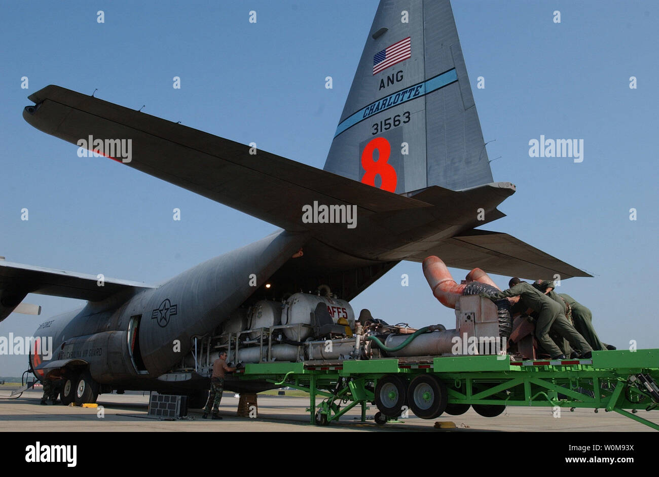 Flieger zum 145. Airlift Wing, North Carolina Air National Guard in Charlotte, N.C., zugeordnet zu drücken, um eine Modulare luftgestützten Brandbekämpfung System (MAFFS) auf eine C-130 Hercules am Mittwoch, den 19. Juli 2006. Die MAFFS Mission stattet C-130 mit einer Brandbekämpfung Apparat, in den Laderaum des Flugzeugs geladen wird. Die MAFFS Einheit selbst ist eine Reihe von unter Druck stehender Behälter mit einem Fassungsvermögen von 3.000 Liter schwer entflammbare Flüssigkeit Phos-Chek genannt. Unter der Regie von bodencrews und führte zu der Brandstelle durch eine U.S. Forest Service führen, Flugzeug, Flugzeuge MAFFS drop entflammbar entlang der Vorderkante eines Feuers zu b Stockfoto