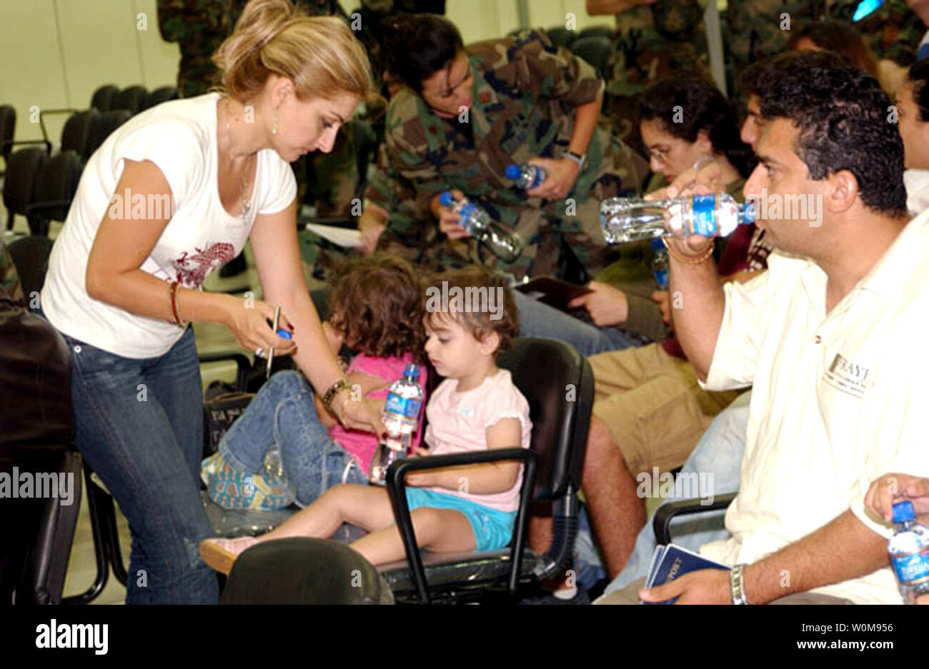 Libanon evakuierte kommen in Incirlik, Türkei nach einer langen Reise aus dem Libanon, am Freitag, 21. Juli 2006 (UPI Foto/Nathan W. Lipscomb/USAF) Stockfoto