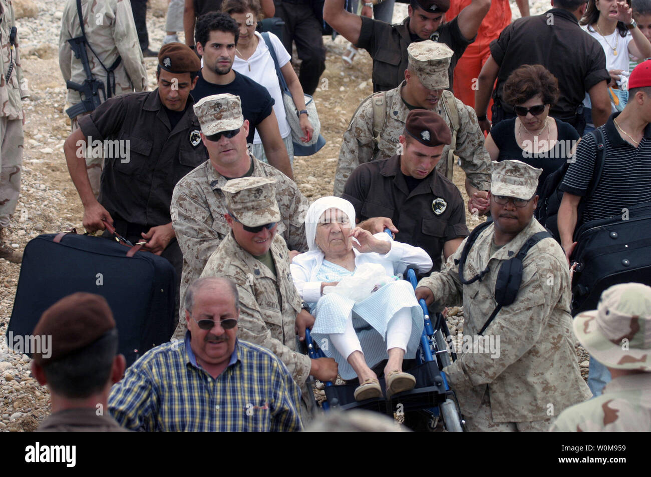 Us-Marines aus der 24 Marine Expeditionary Unit, schiffte sich an Bord der USS Nashville LPD (13), amerikanische Bürger vom Strand in Beirut, Libanon unterstützen, auf eine Warteliste Landing Craft utility Juli 21, 2006, für den Transport von USS Nashville. Auf Antrag der US-Botschafter in Libanon und an der Richtung des Verteidigungsministers, das United States Central Command und Elemente der Task Force 59 sind bei der Abreise von US-Bürgern aus dem Libanon. (UPI Foto/US-Navy) Stockfoto