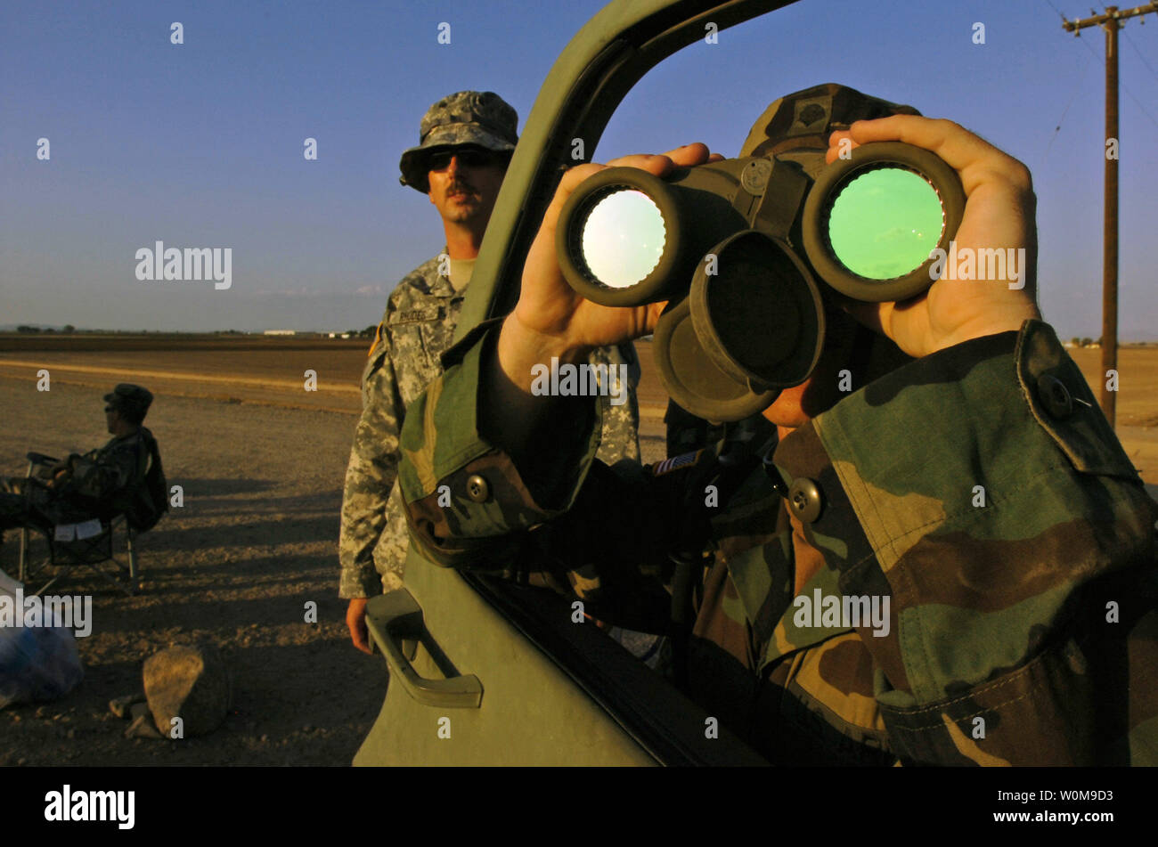 Spc. Anthony Omar von Raeford Uhren den Horizont für jede Bewegung an der US-mexikanischen Grenze in San Luis, Ariz. Am 30. Juli 2006. Lowery ist einer von über 200 North Carolina National Guard Soldaten an die 1-252 kombinierte Waffen Bataillon, North Carolina Army National Guard zugeordnet. Die Soldaten sind derzeit Hier für Ihre jährliche Schulungen eingesetzt. Ihre Aufgaben umfassen die Beobachtung der südlichen US-Grenze. (UPI Foto/Brian E. Christiansen/US National Guard) Stockfoto