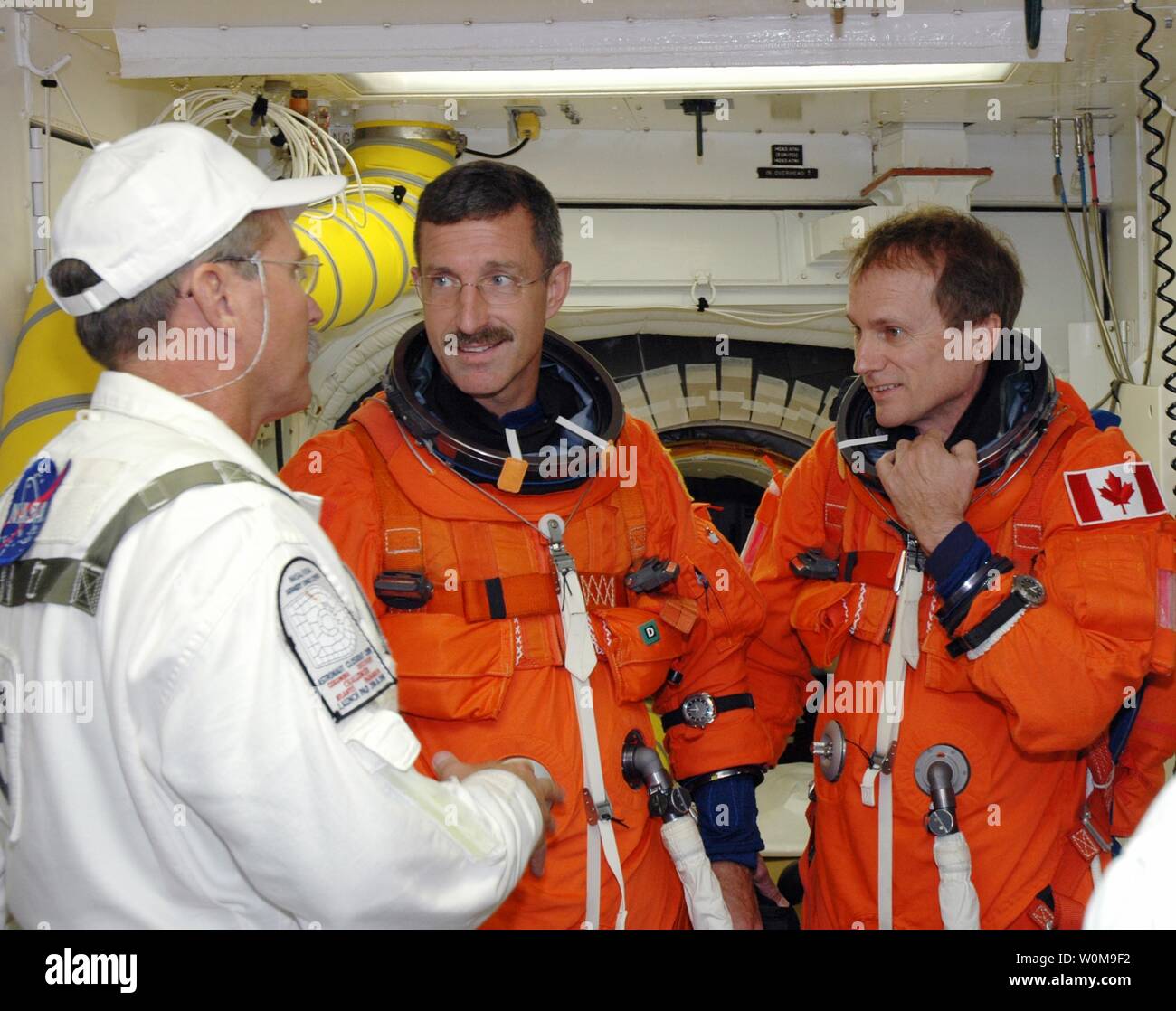 Die STS-115 Crew Mitglieder führen ihre suitup Im weißen Zimmer, bevor Sie das Space Shuttle Atlantis auf Launch Pad 39B für eine simulierte launch Countdown im Kennedy Space Center am 10. August 2006. Hier sind Spezialisten Daniel Burbank (links) und Steven MacLean. Das Weiße Zimmer, das am Ende der Orbiter arm befindet, ermöglicht den Eintritt in die Orbiter durch die Crew Klappe. Die Mission Crew ist der KSC für Terminal Countdown Demonstration Test (TCDT) Aktivitäten, die Vorbereitung für den Start sind. Liftoff von Atlantis ist in ein Fenster, dass Au öffnet zu nehmen Stockfoto