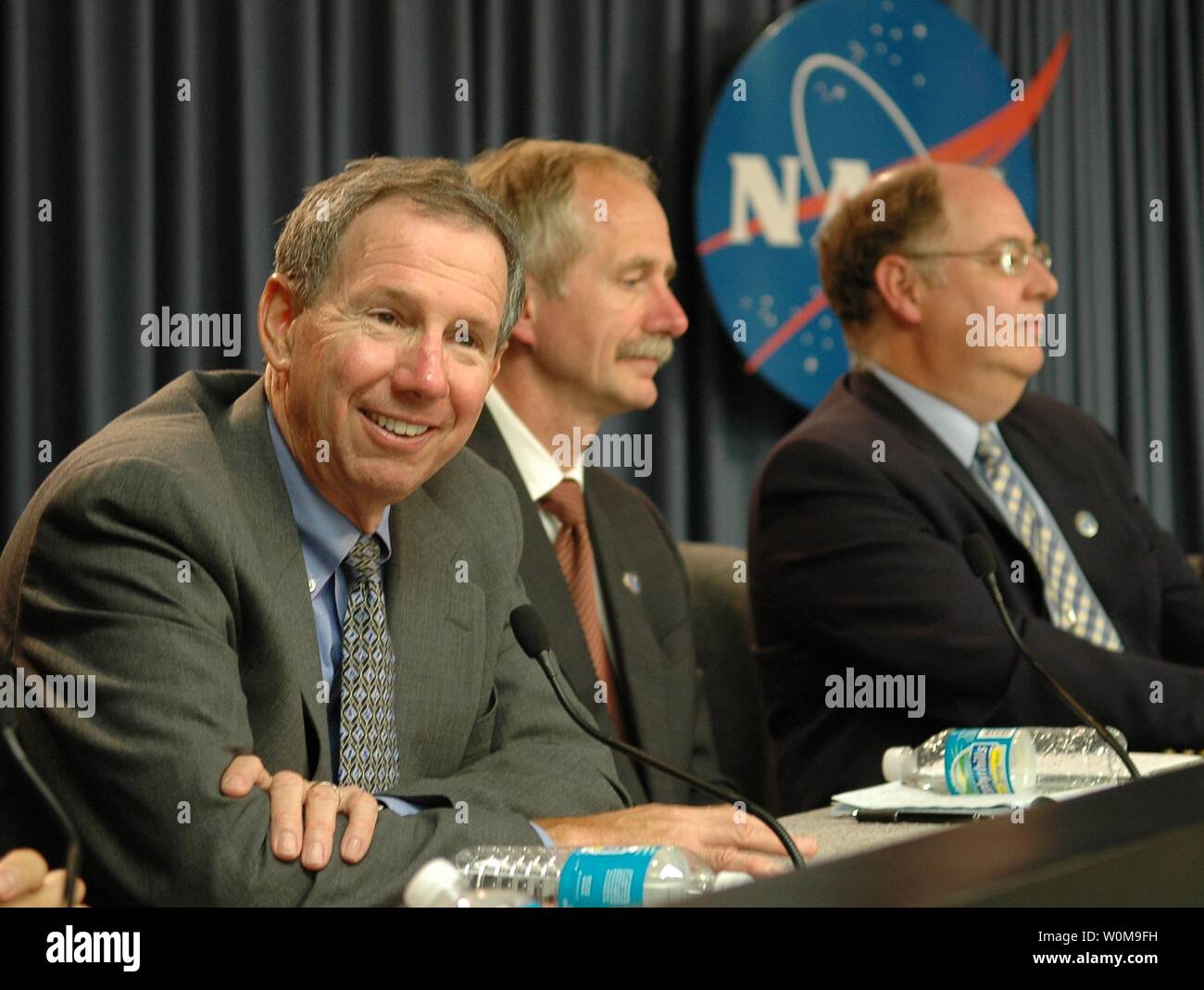 Auf einer Pressekonferenz im Anschluss an die Flight Readiness Review, eine gründliche Bewertung der Vorbereitungen für die Mission der NASA-Administrator Mike Griffin ist von einer Frage aus den Medien im Kennedy Space Center in Cape Canaveral, Florida am 16. August 2006 amüsiert. Neben Griffin auf dem Podium sind Bill Gerstenmaier, Associate Administrator für Space Operations, und Wayne Hale, Space Shuttle Program Manager. Auch bei der Konferenz anwesend, aber nicht dargestellt, ist Mike Leinbach, NASA starten Direktor. Griffin bestätigt die endgültige Einführung am 27.08.2007 für die Mission STS-115. (UPI Foto/Kim Shiflett/NASA) Stockfoto