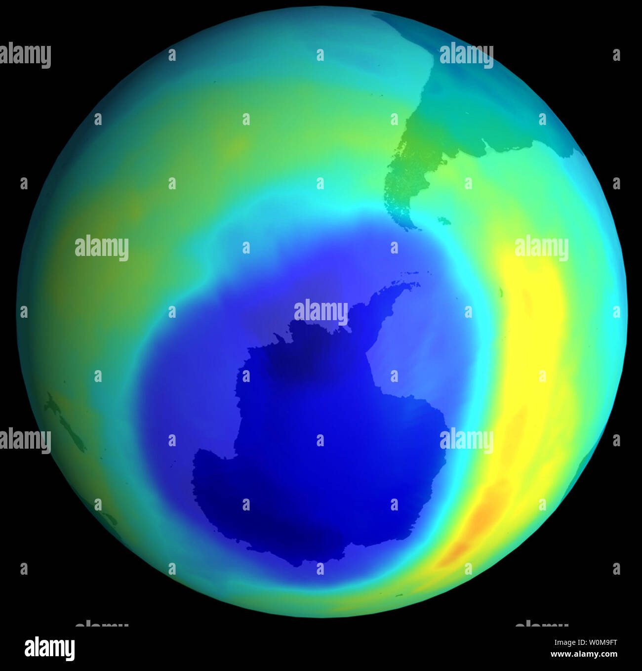 Diese Grafik zeigt die Daten aus dem Total Ozone Mapping Spectrometer (TOMS) Erde Sonde, für den Monat September 2000. Bereiche von abgereichertem Ozonschicht über der Antarktis werden in Blau dargestellt. Das Gebiet ist dreimal grösser als die gesamte Landmasse der Vereinigten Staaten und die größte dieser Bereich je beobachtet wurde. Wetter Organisation der Vereinten Nationen", sagte, dass die Atmosphäre wird bis zu 15 Jahre dauern länger als zuvor erwartet von der Verunreinigung zu erholen und seine Ozonloch am 18. August 2006 reparieren. (UPI Foto/NASA) Stockfoto