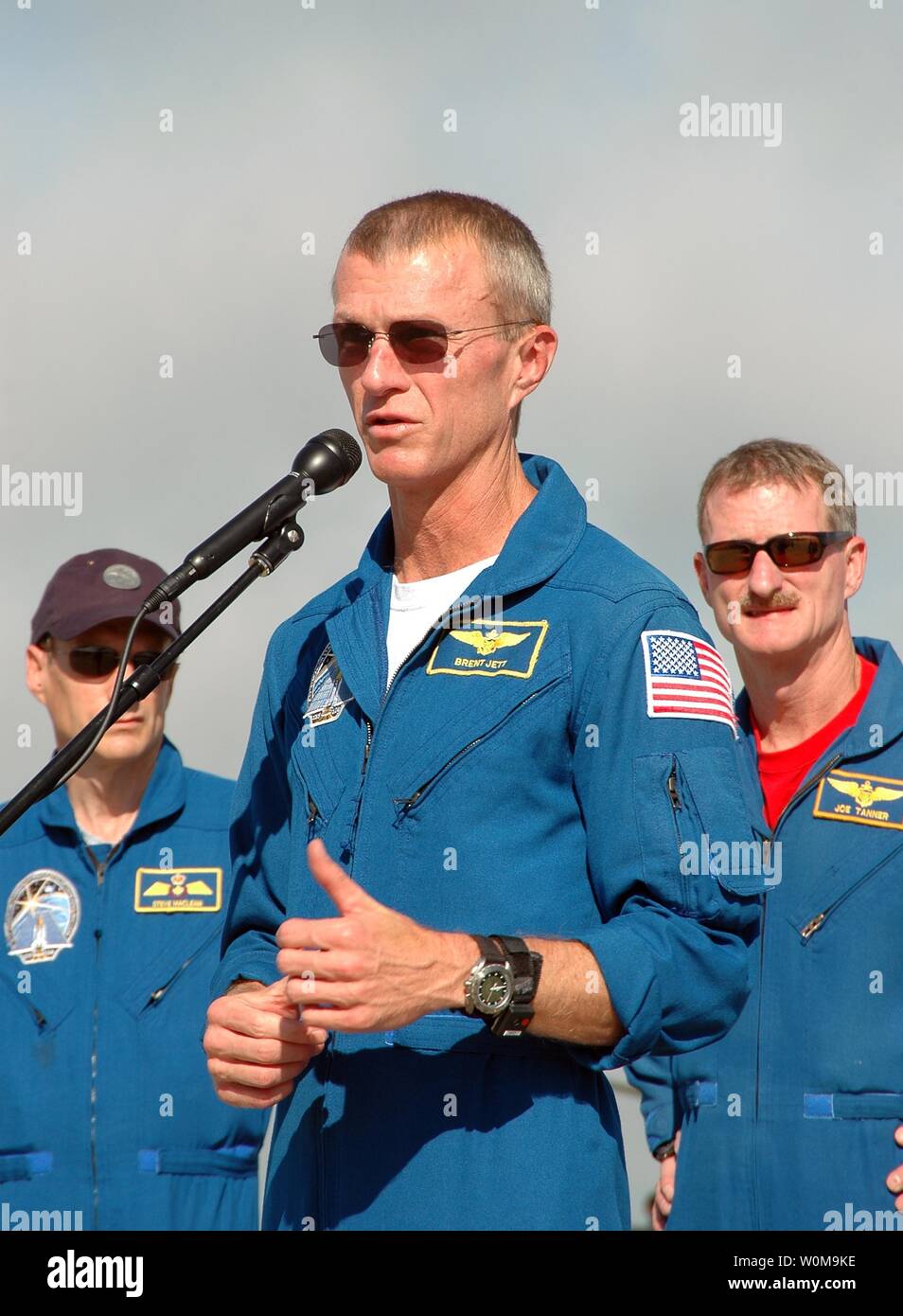 Die Mannschaft der Mission STS-115, die Medien nach der Ankunft bei der NASA Kennedy Space Shuttle Landing Facility für einen zweiten Startversuch auf Sept. 6 zur Internationalen Raumstation im Kennedy Space Center in Cape Canaveral, Florida am 2. September 2006 zur Vorbereitung zu sprechen. Hier zu sehen, von Links nach Rechts, sind Mission Specialist Steven MacLean von der Kanadischen Raumfahrtagentur, Commander Brent Jett (am Mikrofon) und Mission Specialist Joseph Tanner. Mission Manager abgebrochen Atlantis' erste Kampagne durch einen Blitzschlag in der Pad und die Passage von tropischen Sturm Ernesto entlang Flor Stockfoto