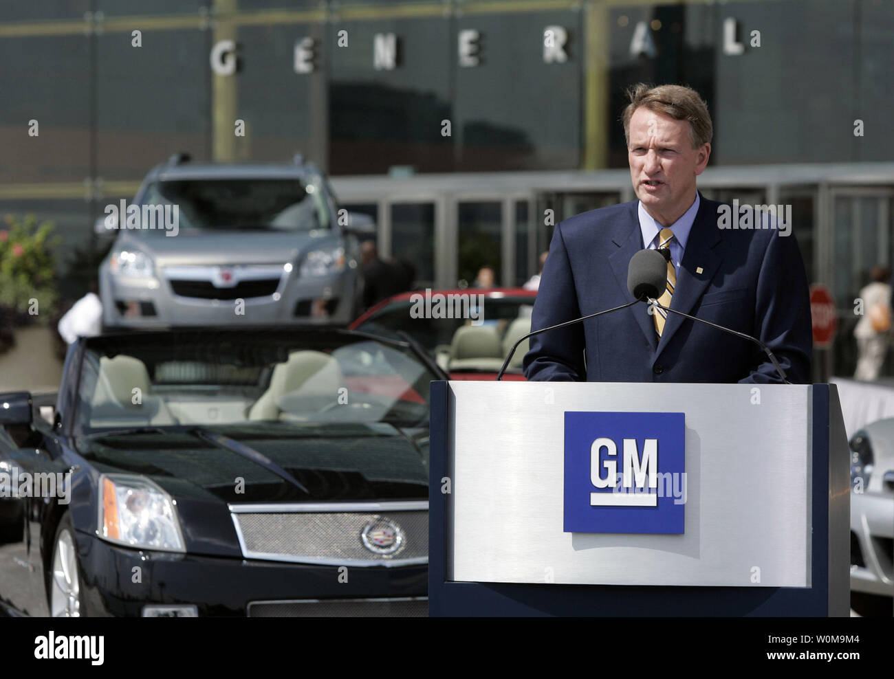 General Motors, Rick Wagoner, Chairman und CEO kündigt GM wird eine 100.000 km / 5 Jahre Garantie auf alle Powertrain 2007 Pkw und Lkw am 6. August 2006 bei GM-Zentrale im Renaissance Center in Detroit, Michigan. Die Garantie ist vollständig übertragbar, ohne Selbstbehalt. (UPI Foto/Steve Fecht/General Motors) Stockfoto