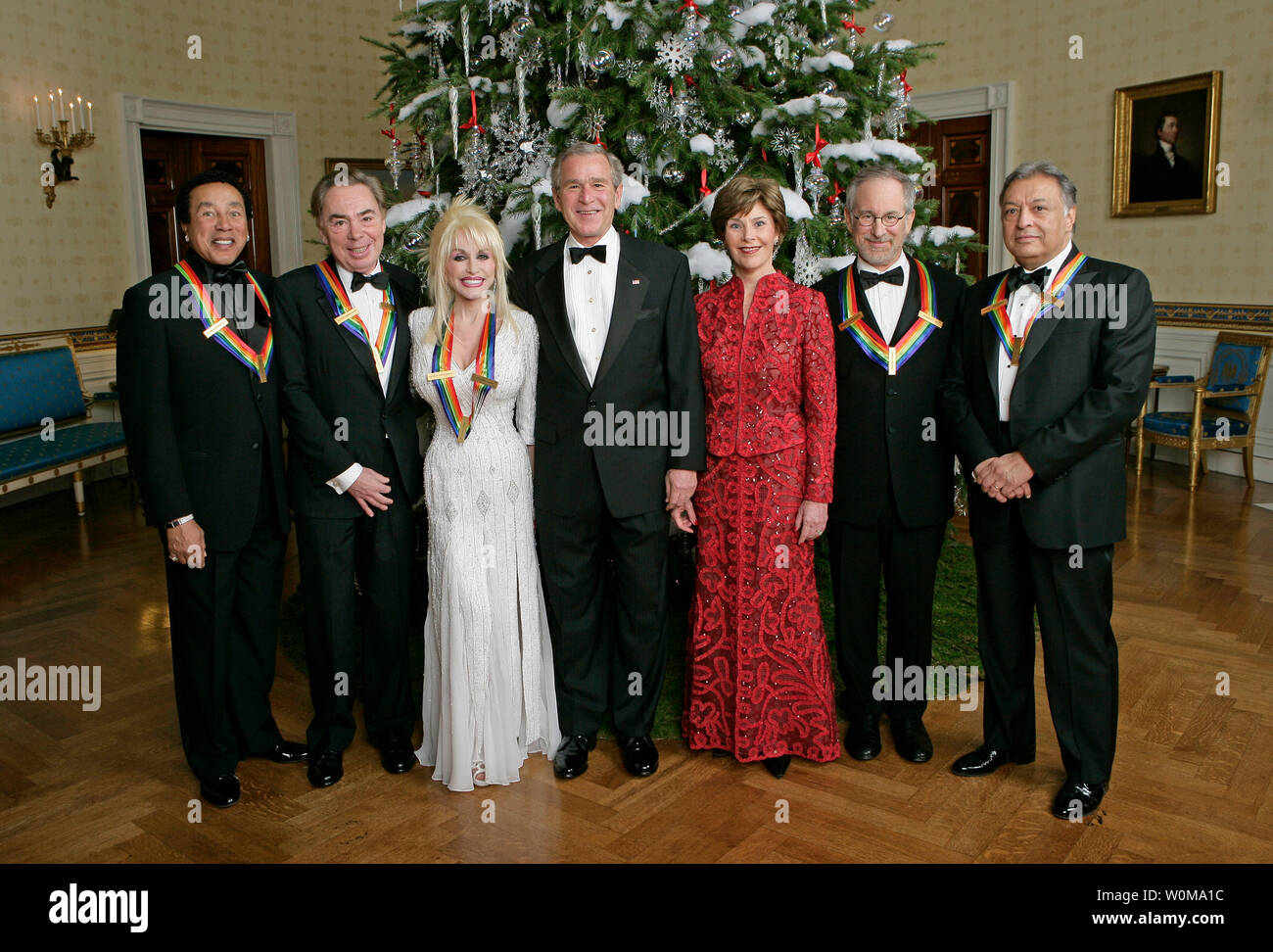 Präsident George W. Bush und seine Frau Laura Bush stand mit den Kennedy Center honorees im Blue Room des Weißen Hauses bei einem Empfang am 3. Dezember 2006. Von links, Sie sind: Sänger und Songwriter Willam'S "Smokey" Robinson; Musiktheater Komponist Andrew Lloyd Webber; Land Sänger Dolly Parton; Regisseur Steven Spielberg; und Dirigent Zubin Mehta. (UPI Foto/Eric Draper/Weiße Haus) Stockfoto