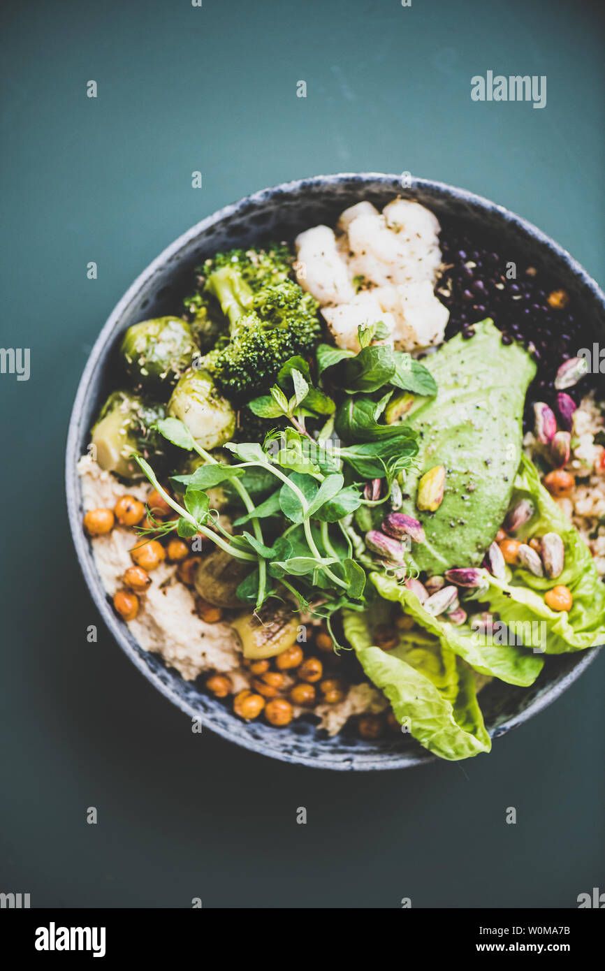 Gesund vegan Superbowl und grünen Smoothie auf dunklem Hintergrund Stockfoto
