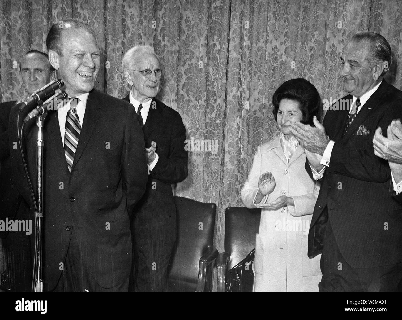 Präsident Gerald Ford, in einem 1967 Datei foto gezeigt, starb im Alter von 93 Jahren in seinem Haus in Rancho Mirage, Kalifornien am 26. Dezember 2006. Ford wird dargestellt, während seiner Amtszeit als Michigan Kongressabgeordnete und Hausminoritätführer mit Präsident Lyndon B. Johnson (R), First Lady Claudia Johnson (2nd-R), Sprecher des Repräsentantenhauses John McCormack (2nd-L) und dem Mehrheitsführer im Senat, Mike Mansfield. (UPI Foto/Gerald R. Ford Library) Stockfoto