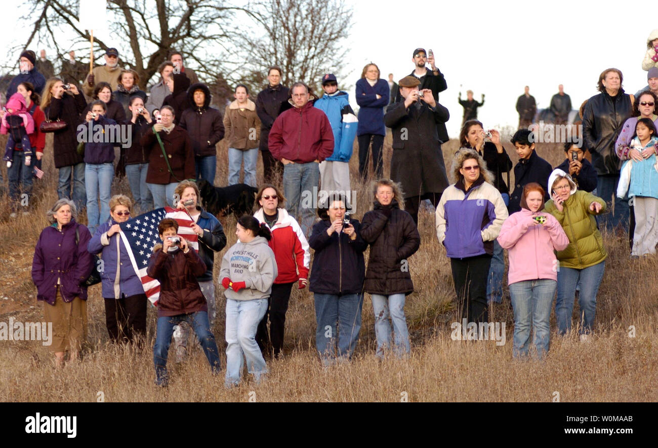 Menschen stehen auf der Interstate 96 zu respektieren und einen Blick oder ein Foto als der Leichenwagen mit dem Sarg des ehemaligen Präsidenten Gerald Ford vom Flughafen nach Downtown Grand Rapids, Michigan am 2. Januar 2007 reist zu erhalten. (UPI Foto/Chris Clark/Pool) Stockfoto